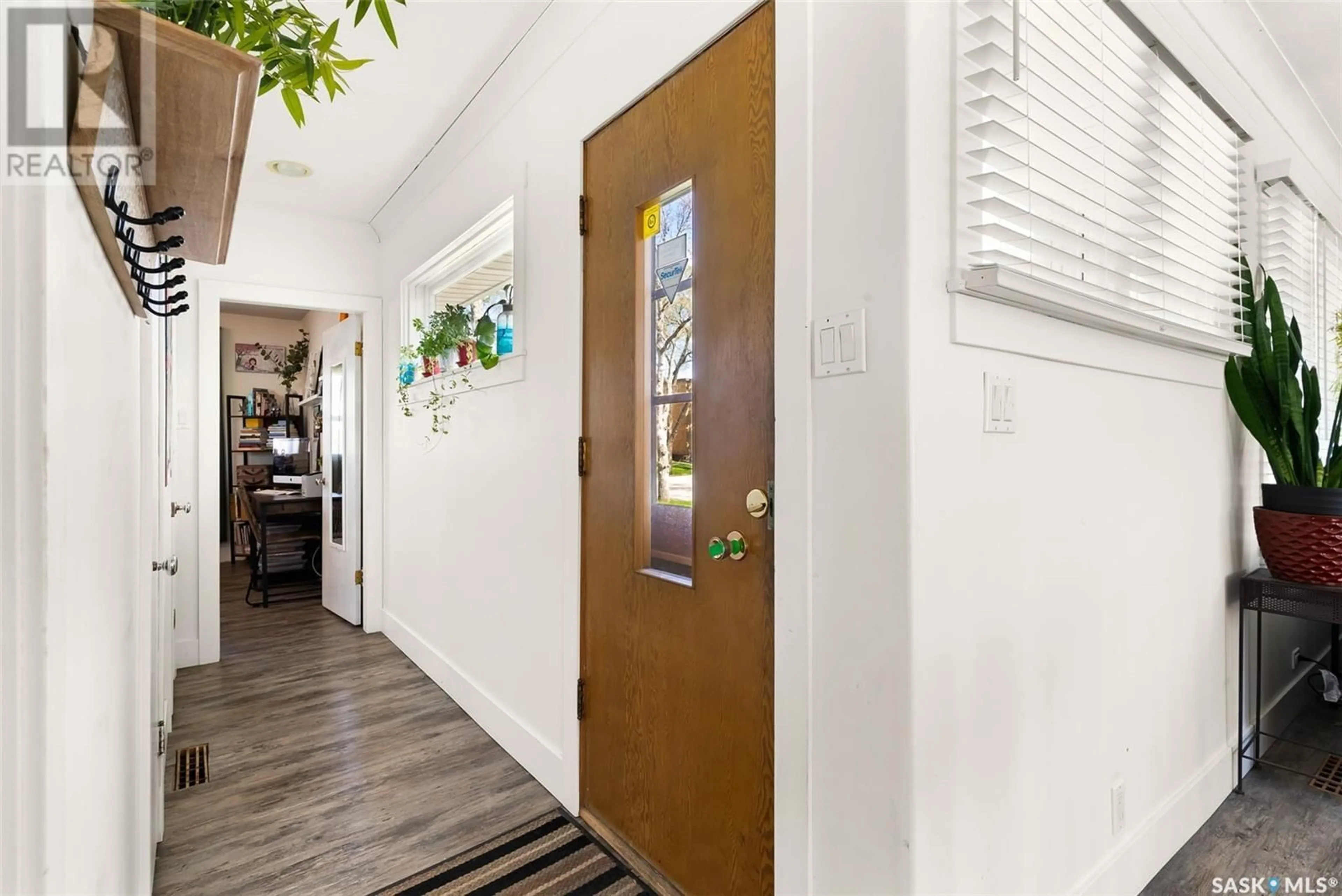 Indoor entryway for 3215 WESTGATE AVENUE, Regina Saskatchewan S4S1B4