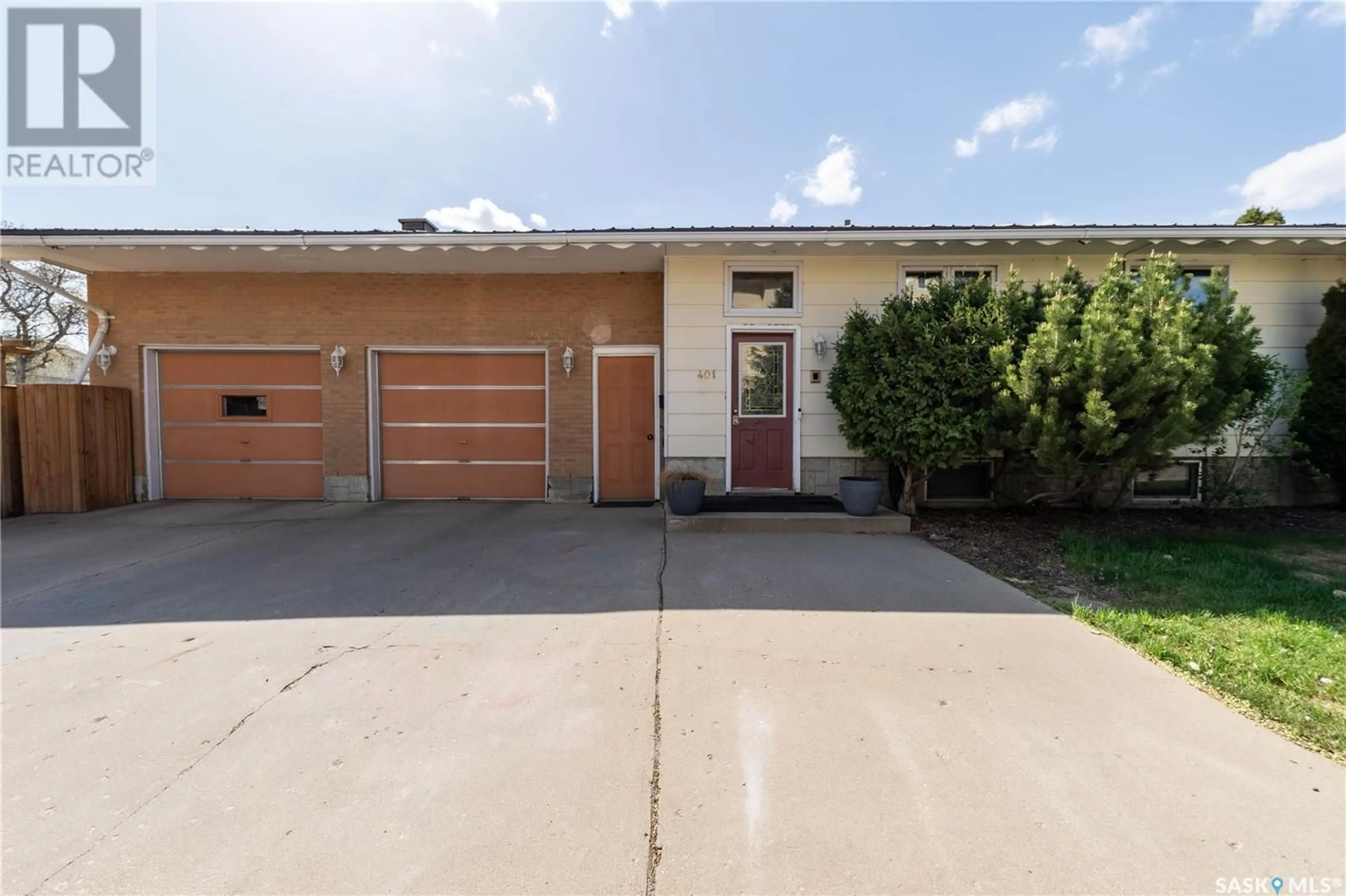 Indoor garage for 401 STADACONA STREET, Moose Jaw Saskatchewan S6H1Z7