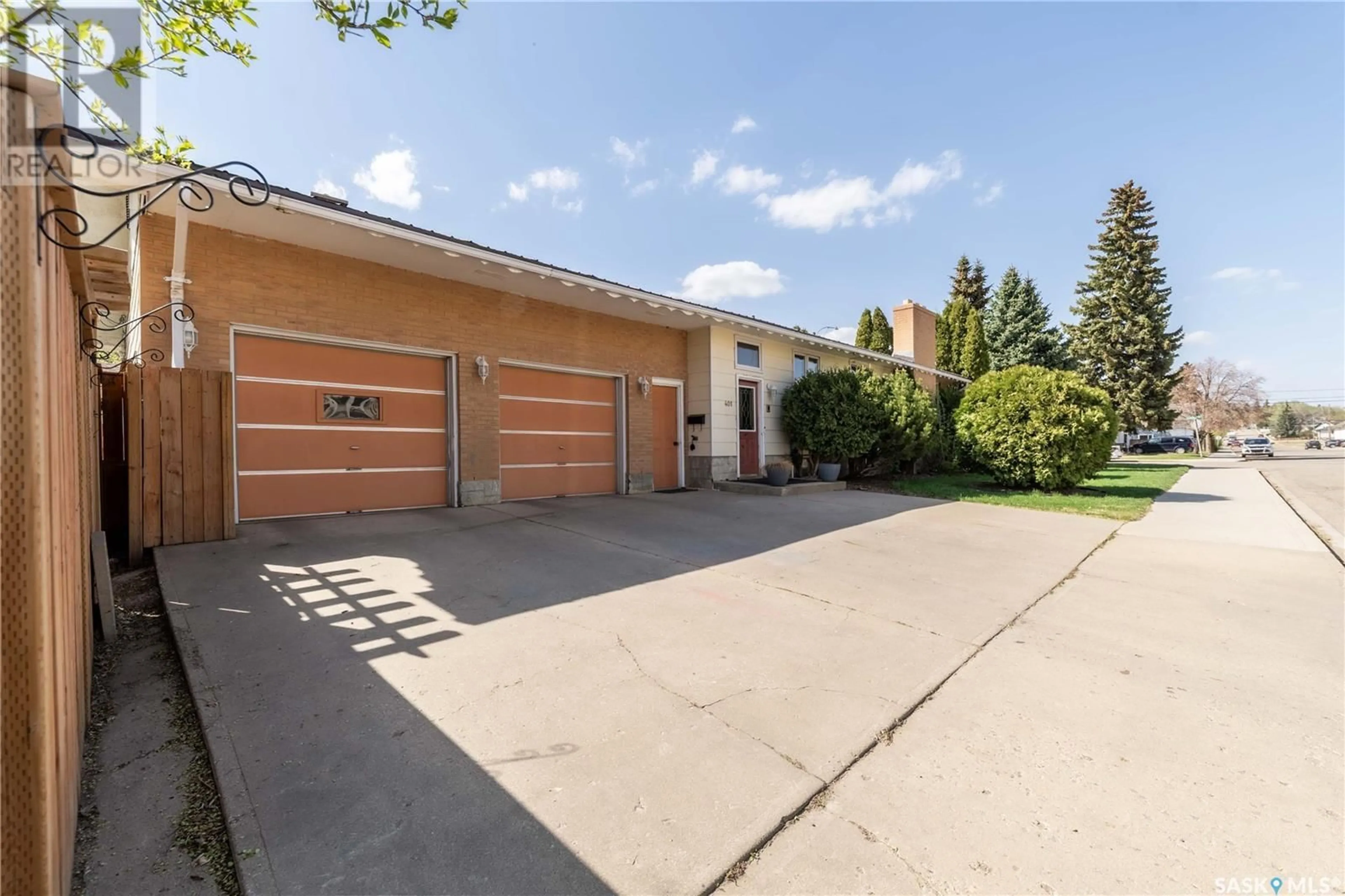 Indoor garage for 401 STADACONA STREET, Moose Jaw Saskatchewan S6H1Z7
