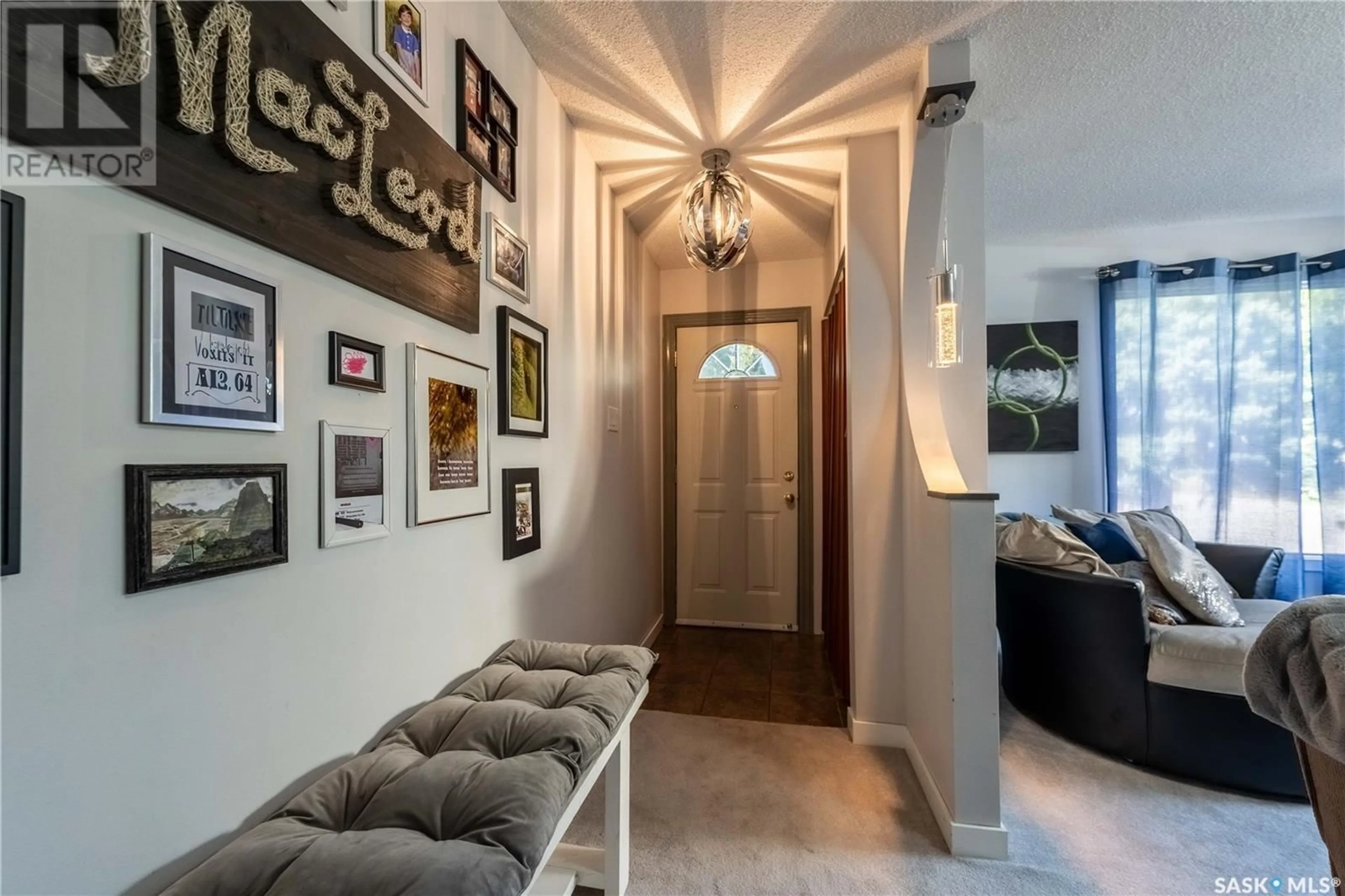 Indoor entryway for 401 STADACONA STREET, Moose Jaw Saskatchewan S6H1Z7