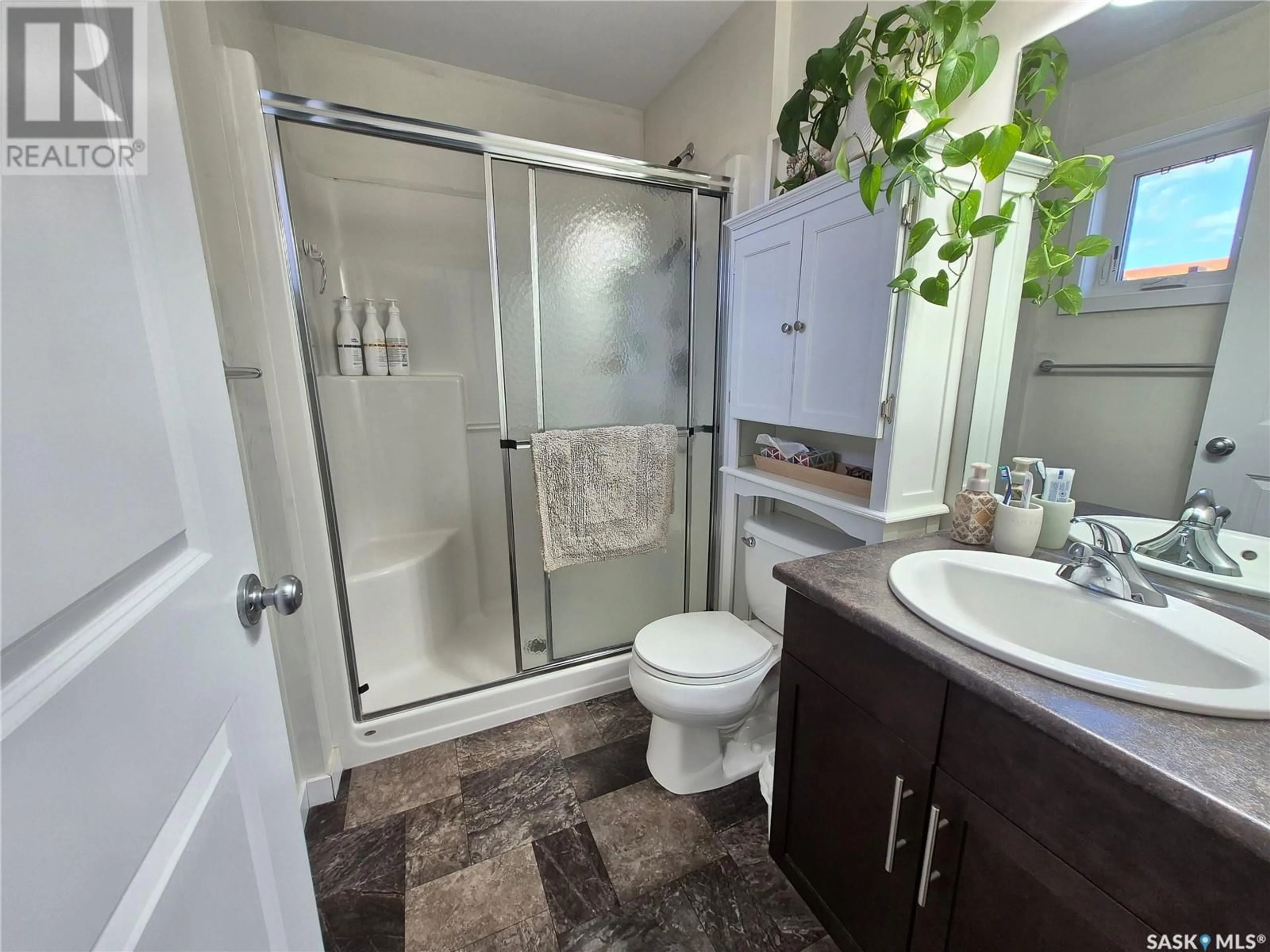 Standard bathroom, ceramic/tile floor for 18 LLOYD CRESCENT, Fillmore Saskatchewan S0G1N0