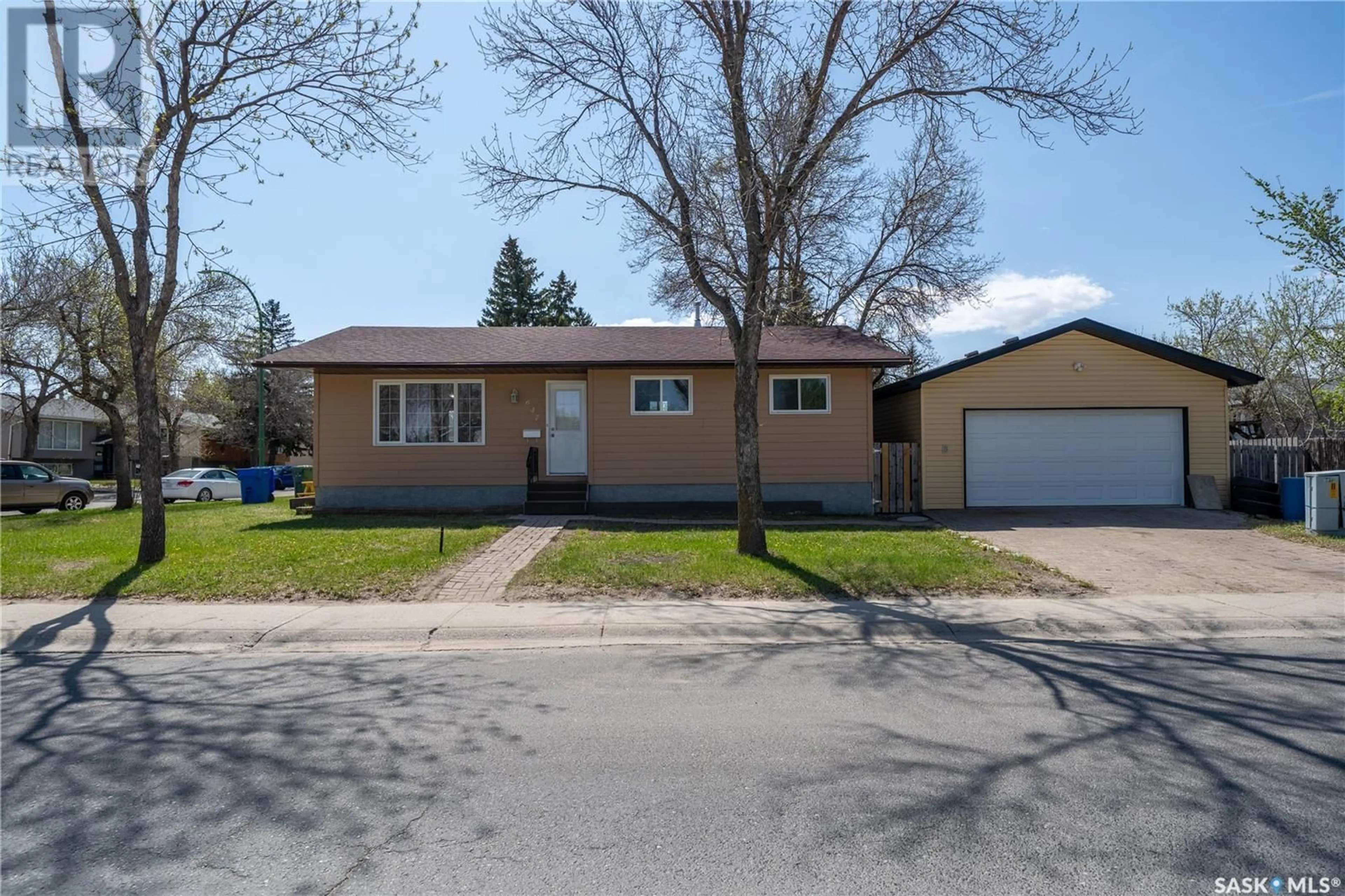 Home with vinyl exterior material, street for 647 SANGSTER BOULEVARD, Regina Saskatchewan S4R7N5