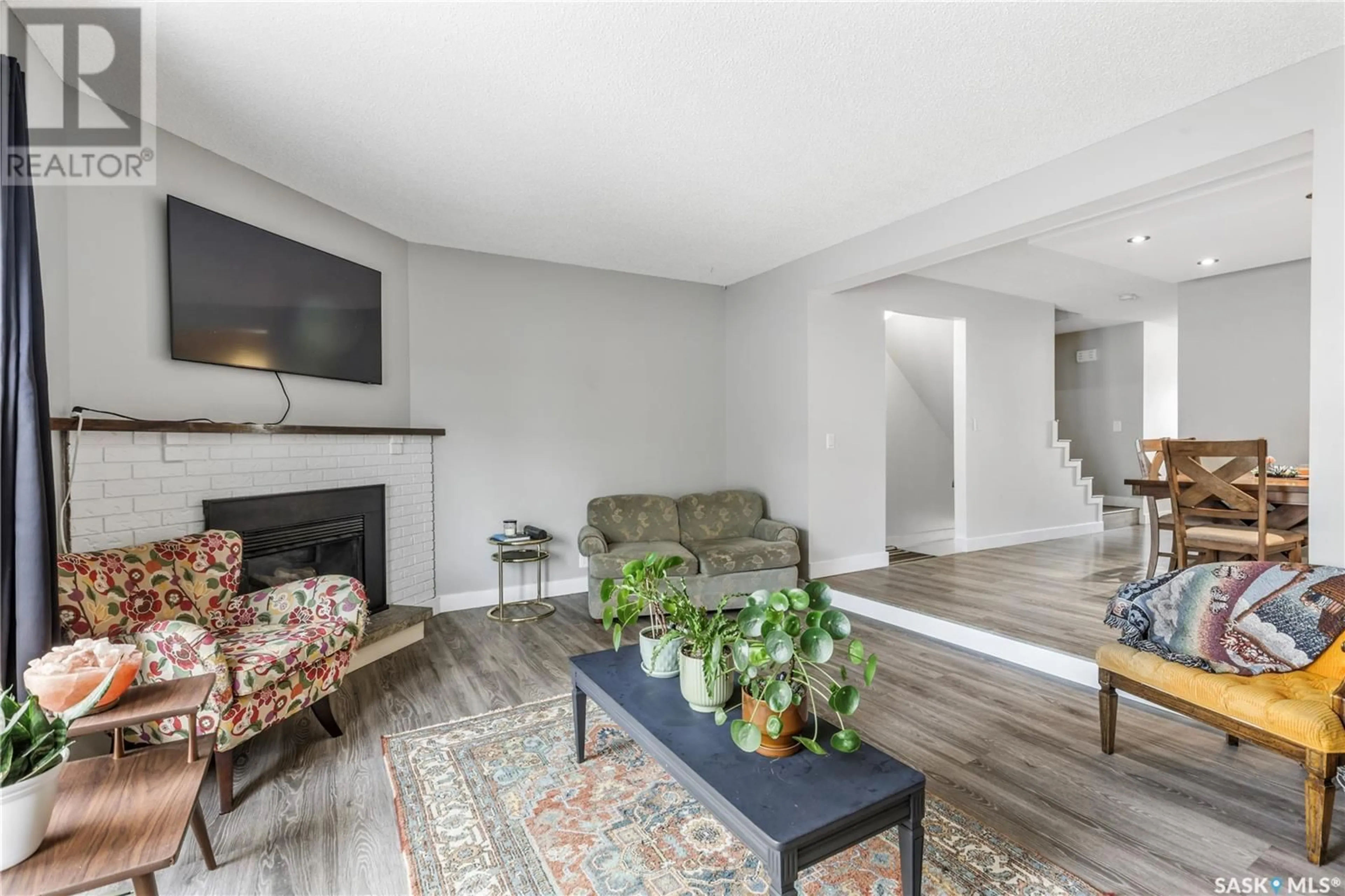 Living room with furniture, unknown for 200 PLAINSVIEW DRIVE, Regina Saskatchewan S4S6L2