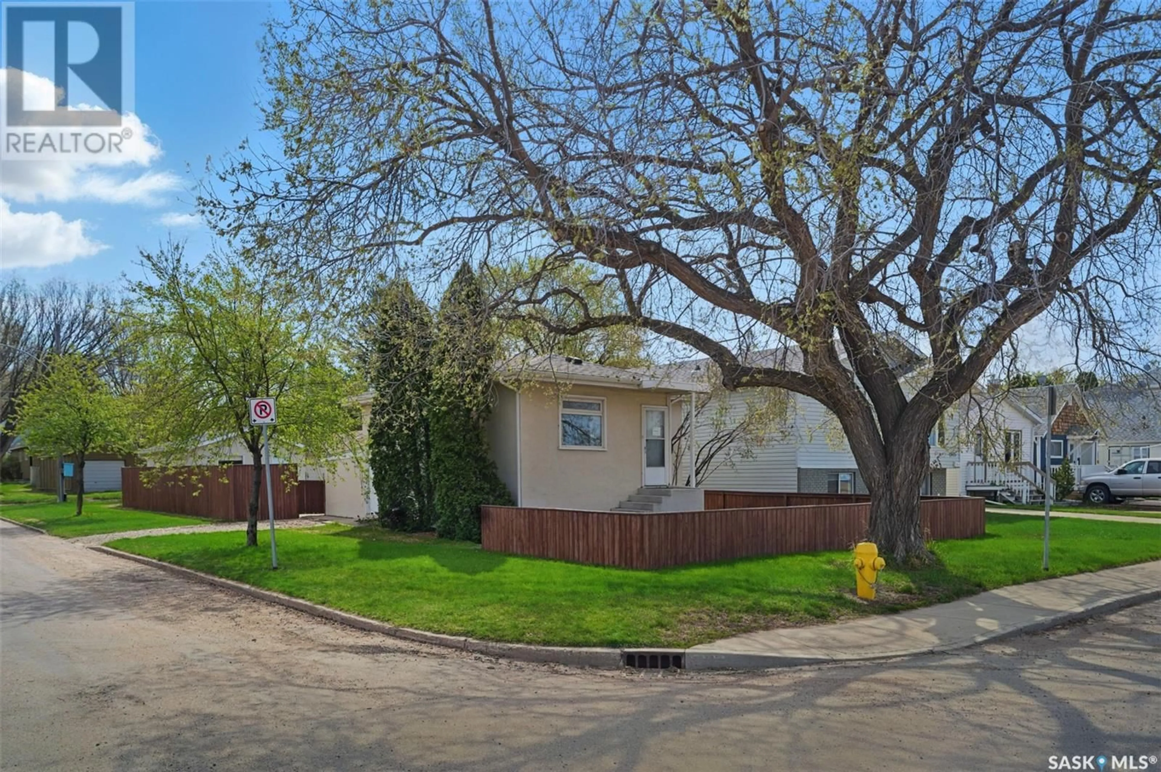A pic from outside/outdoor area/front of a property/back of a property/a pic from drone, street for 1501 KILBURN AVENUE, Saskatoon Saskatchewan S7M0K1