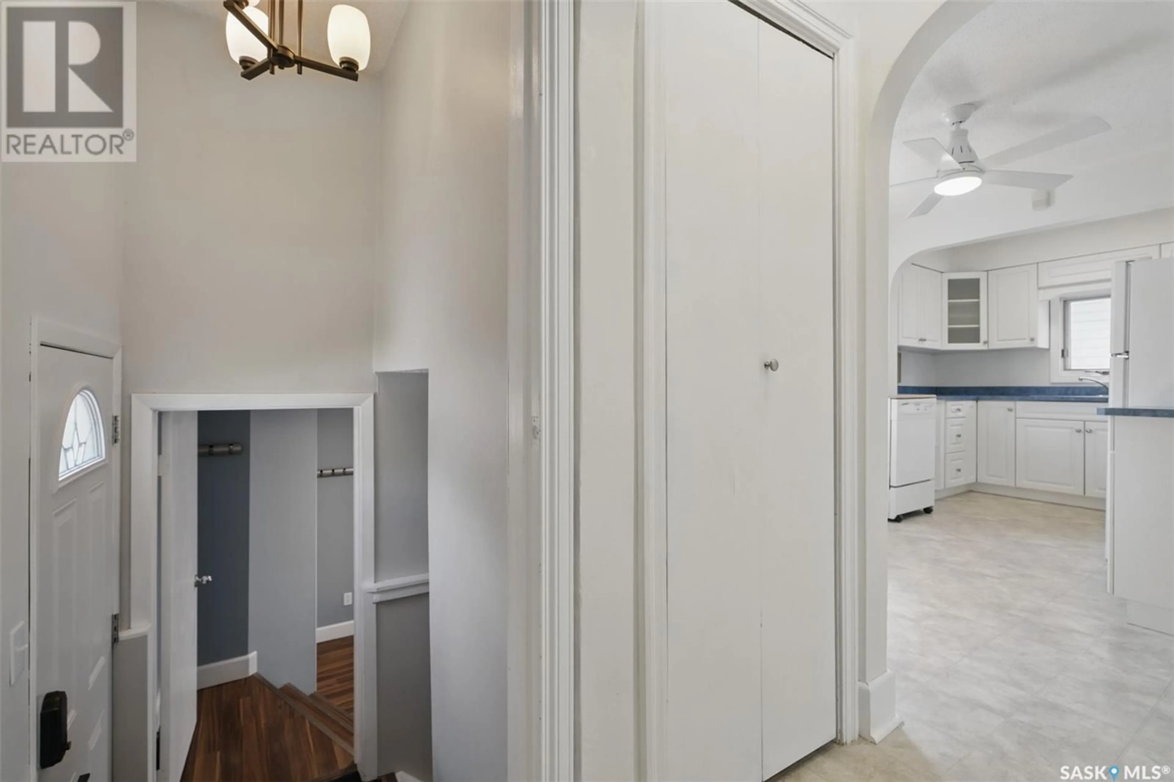 Indoor entryway for 1501 KILBURN AVENUE, Saskatoon Saskatchewan S7M0K1