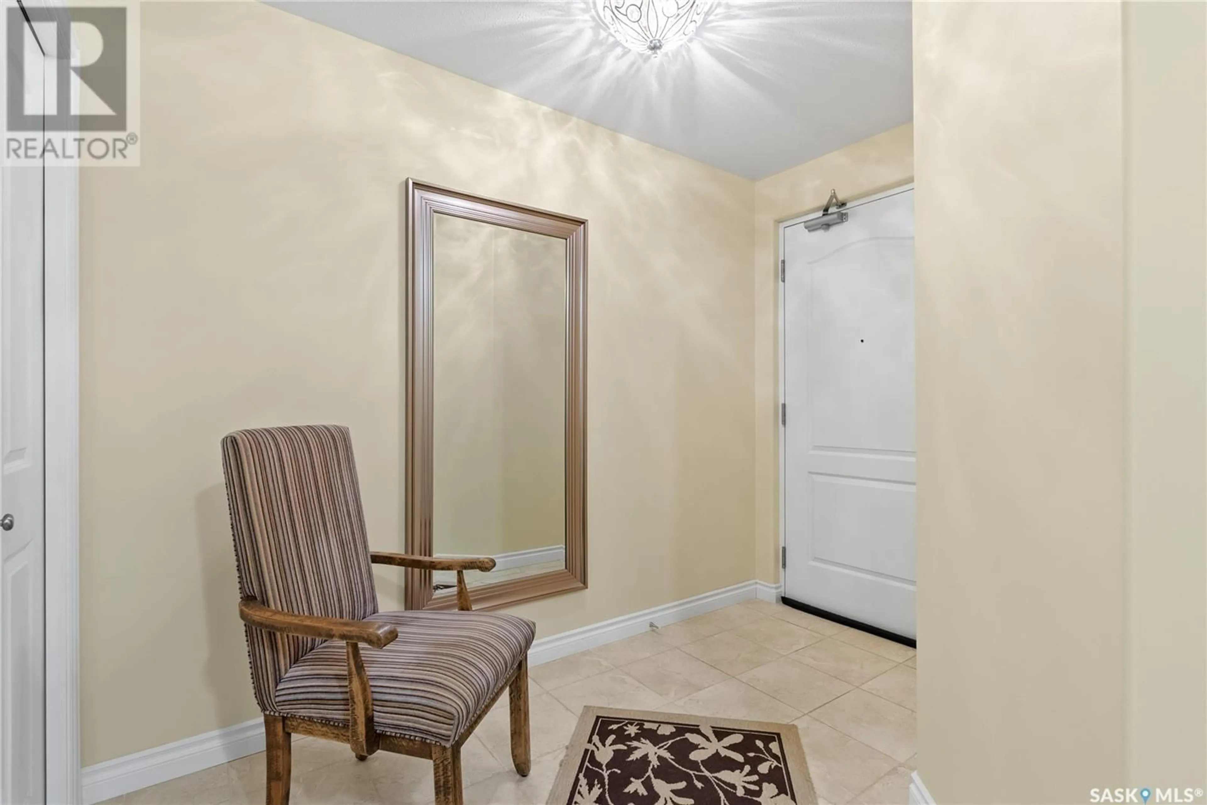Indoor entryway for 203 - 227 PINEHOUSE DRIVE, Saskatoon Saskatchewan S7K6N9