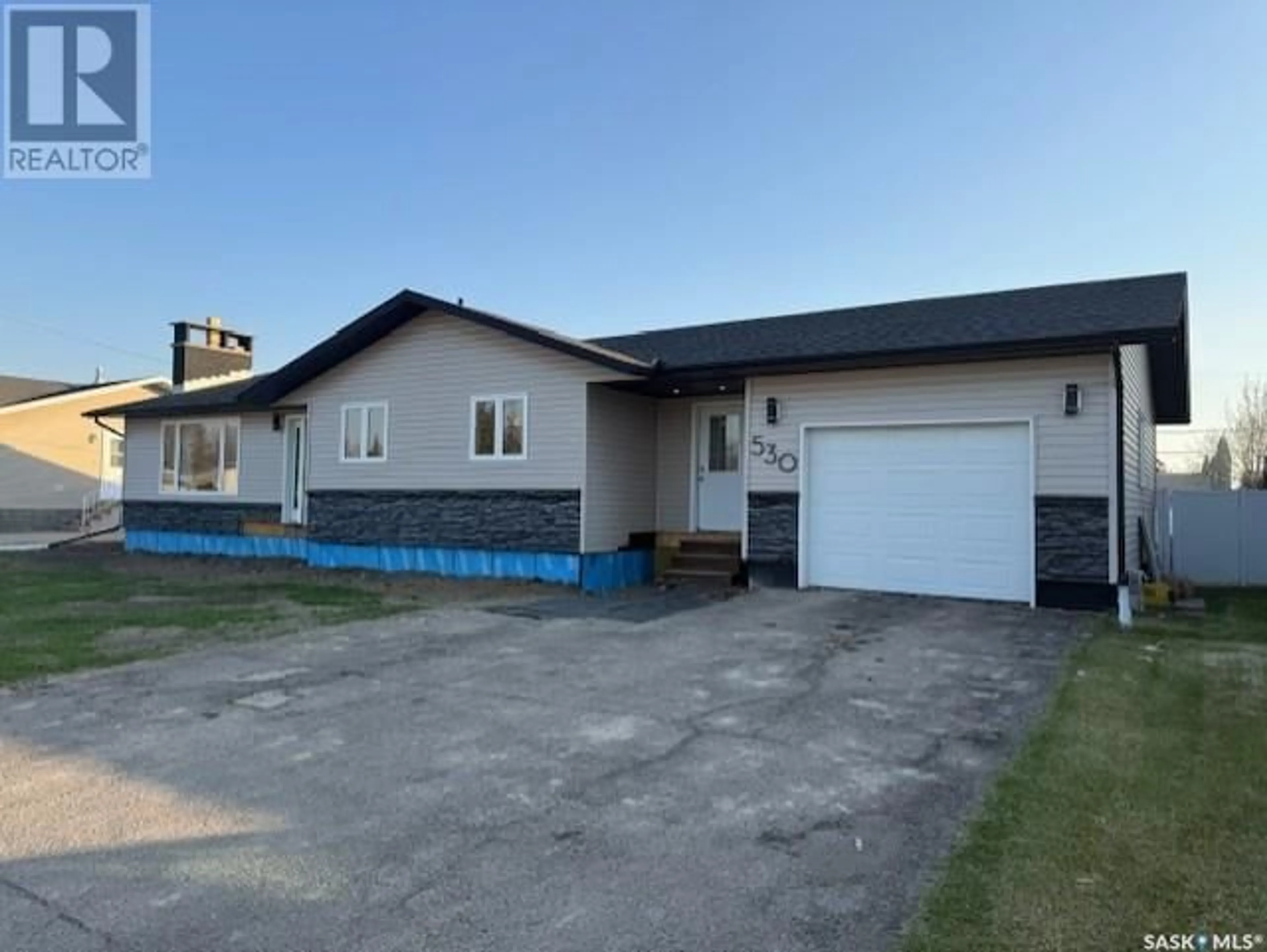 Home with vinyl exterior material, street for 530 9TH AVENUE, Melville Saskatchewan S0A2P0