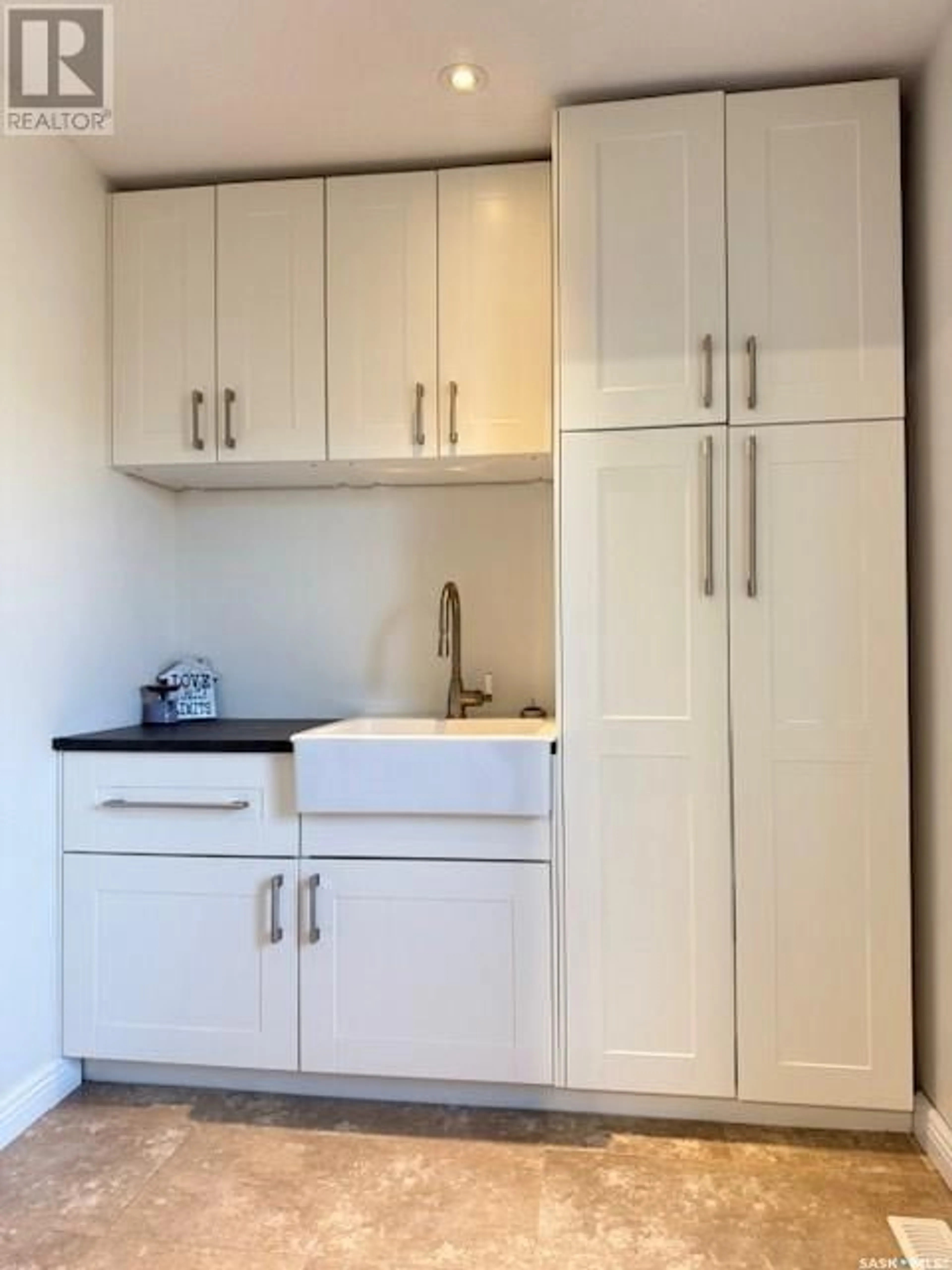 Standard kitchen, wood/laminate floor for 530 9TH AVENUE, Melville Saskatchewan S0A2P0