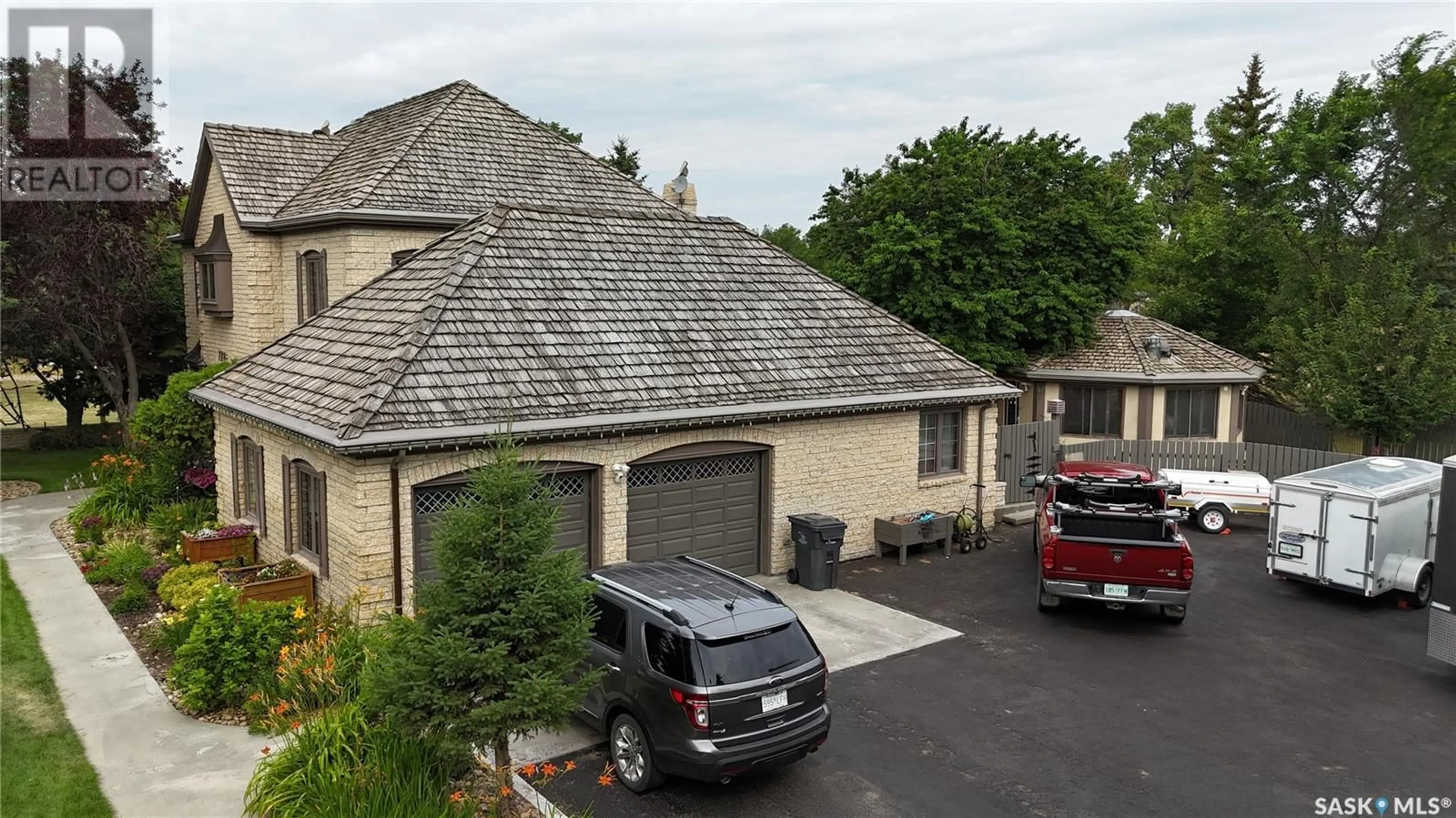 A pic from outside/outdoor area/front of a property/back of a property/a pic from drone, building for E - 777 GEORGE STREET, Swift Current Saskatchewan S9H1Z2