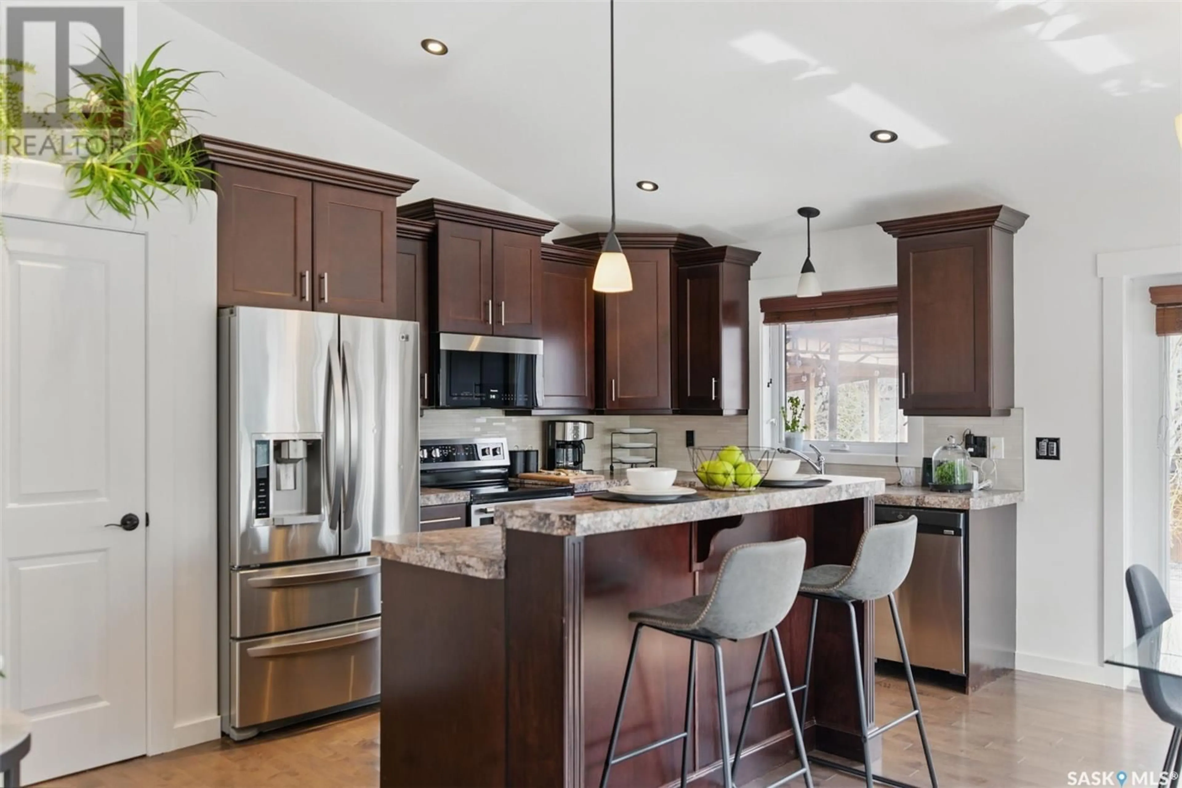 Contemporary kitchen, unknown for 806 WILKINS COURT, Saskatoon Saskatchewan S7W0C8