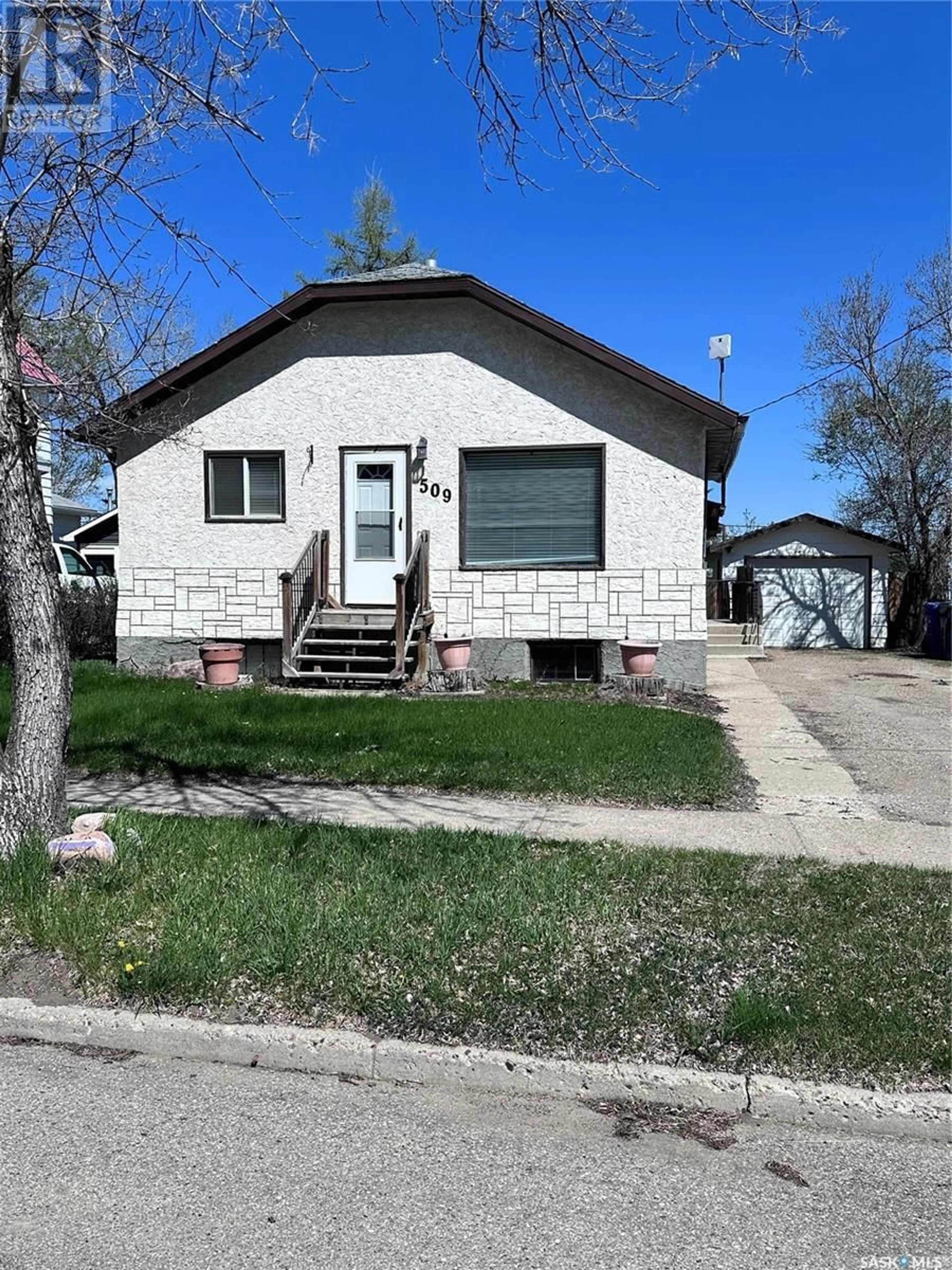 Home with vinyl exterior material, street for 509 6TH AVENUE, Weyburn Saskatchewan S4H1Y9