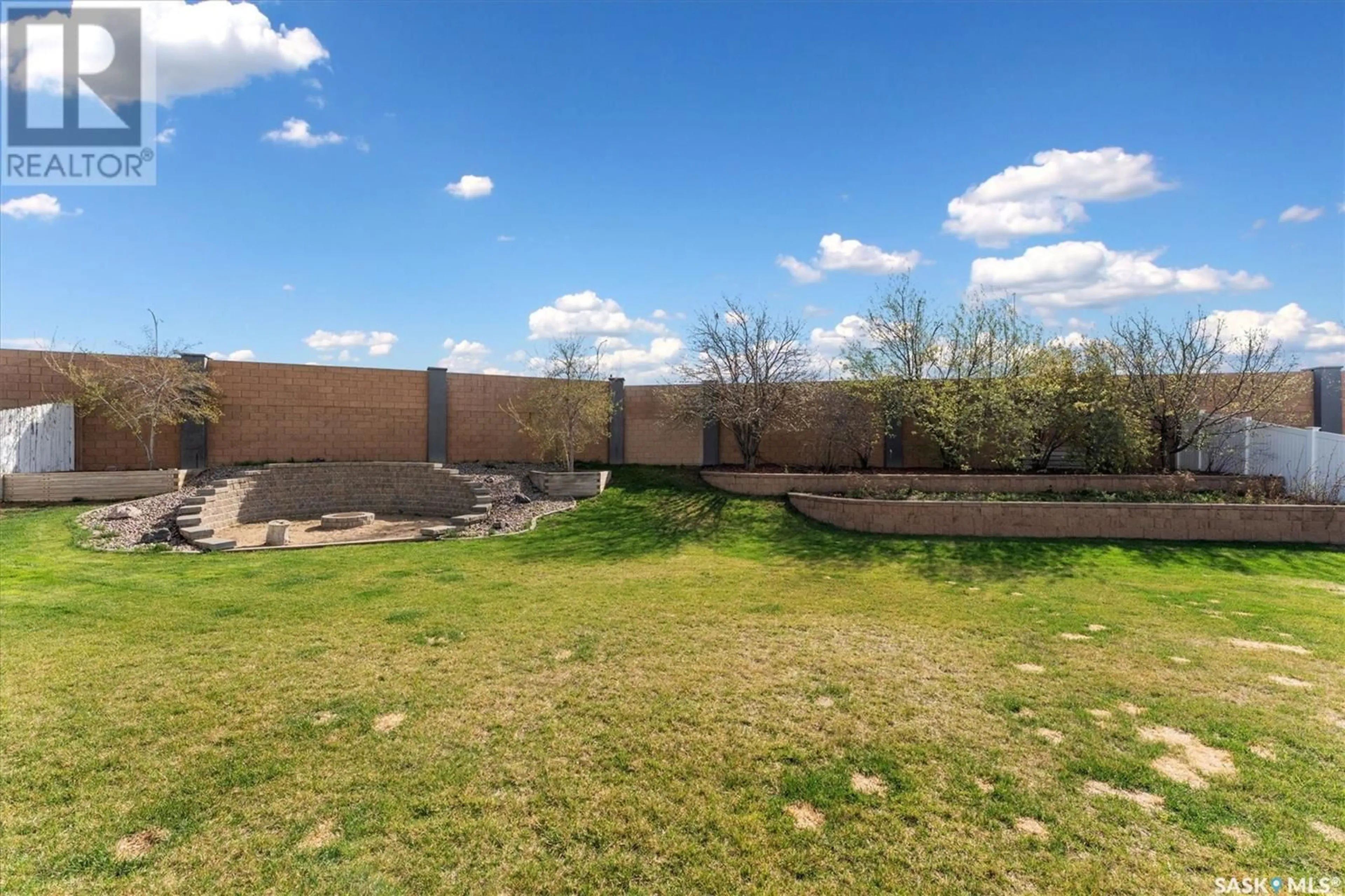 A pic from outside/outdoor area/front of a property/back of a property/a pic from drone, unknown for 515 BUDZ BAY, Saskatoon Saskatchewan S7N4N4