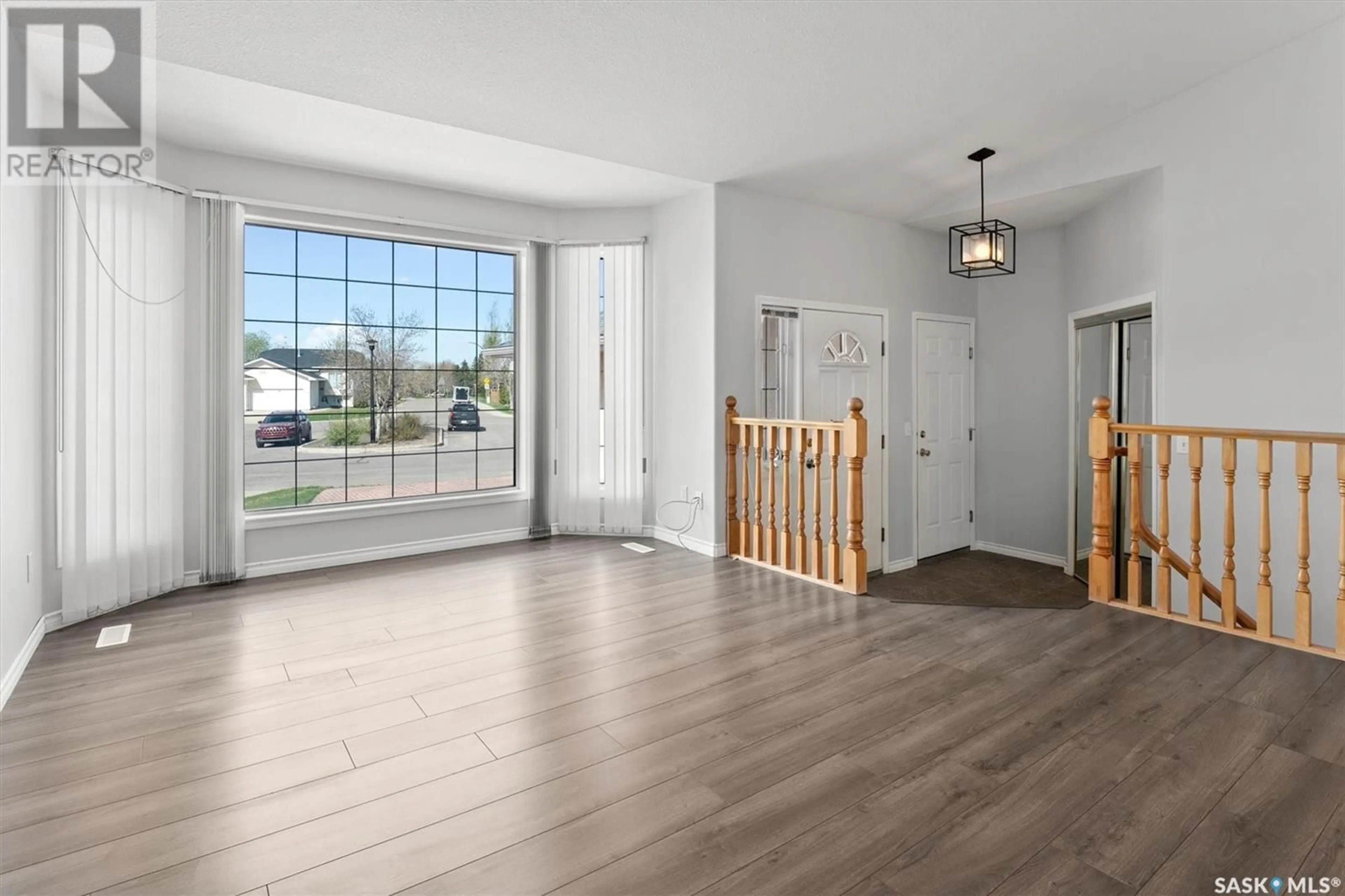 Indoor entryway for 515 BUDZ BAY, Saskatoon Saskatchewan S7N4N4