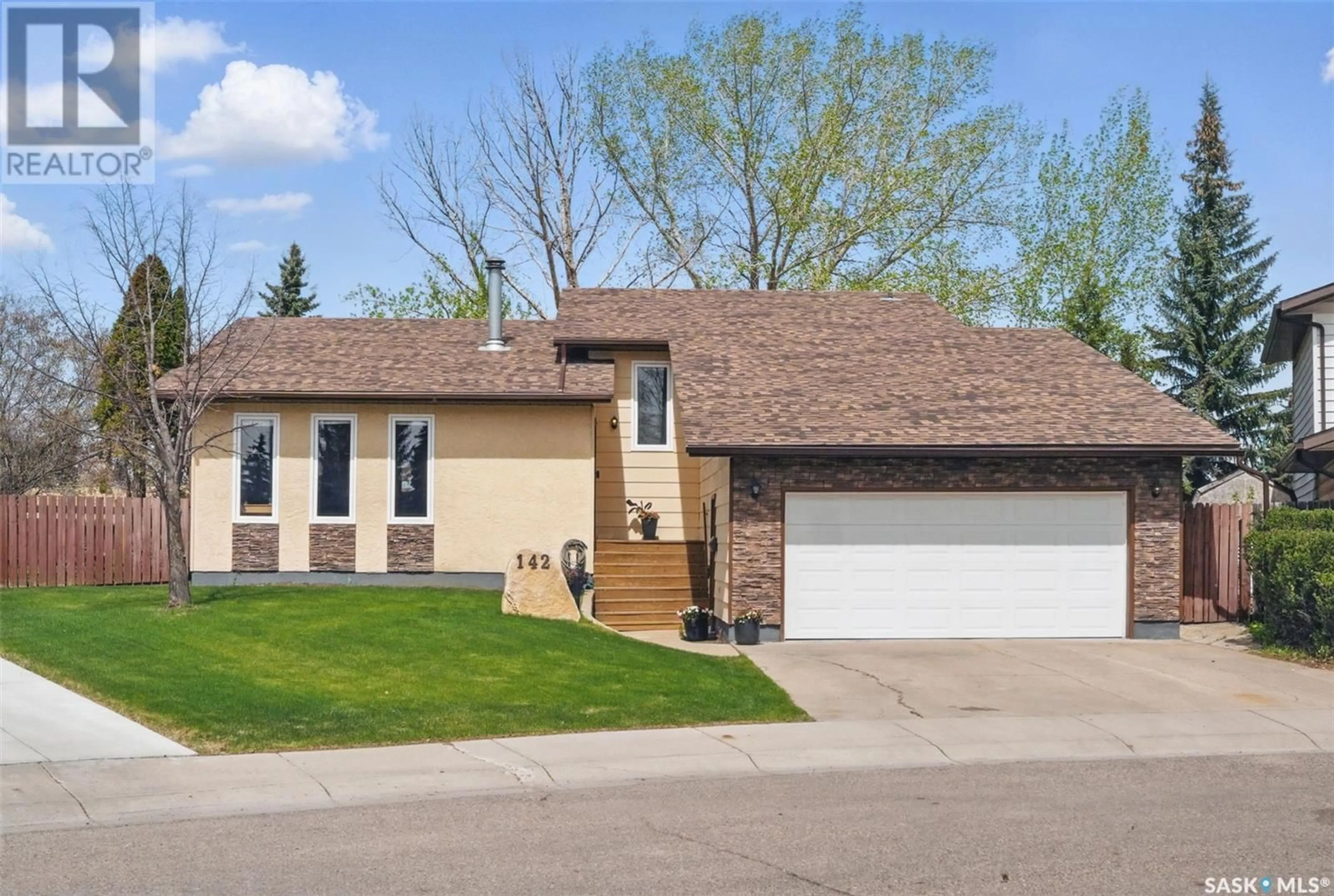 Home with vinyl exterior material, street for 142 KELLINS CRESCENT, Saskatoon Saskatchewan S7N2X6