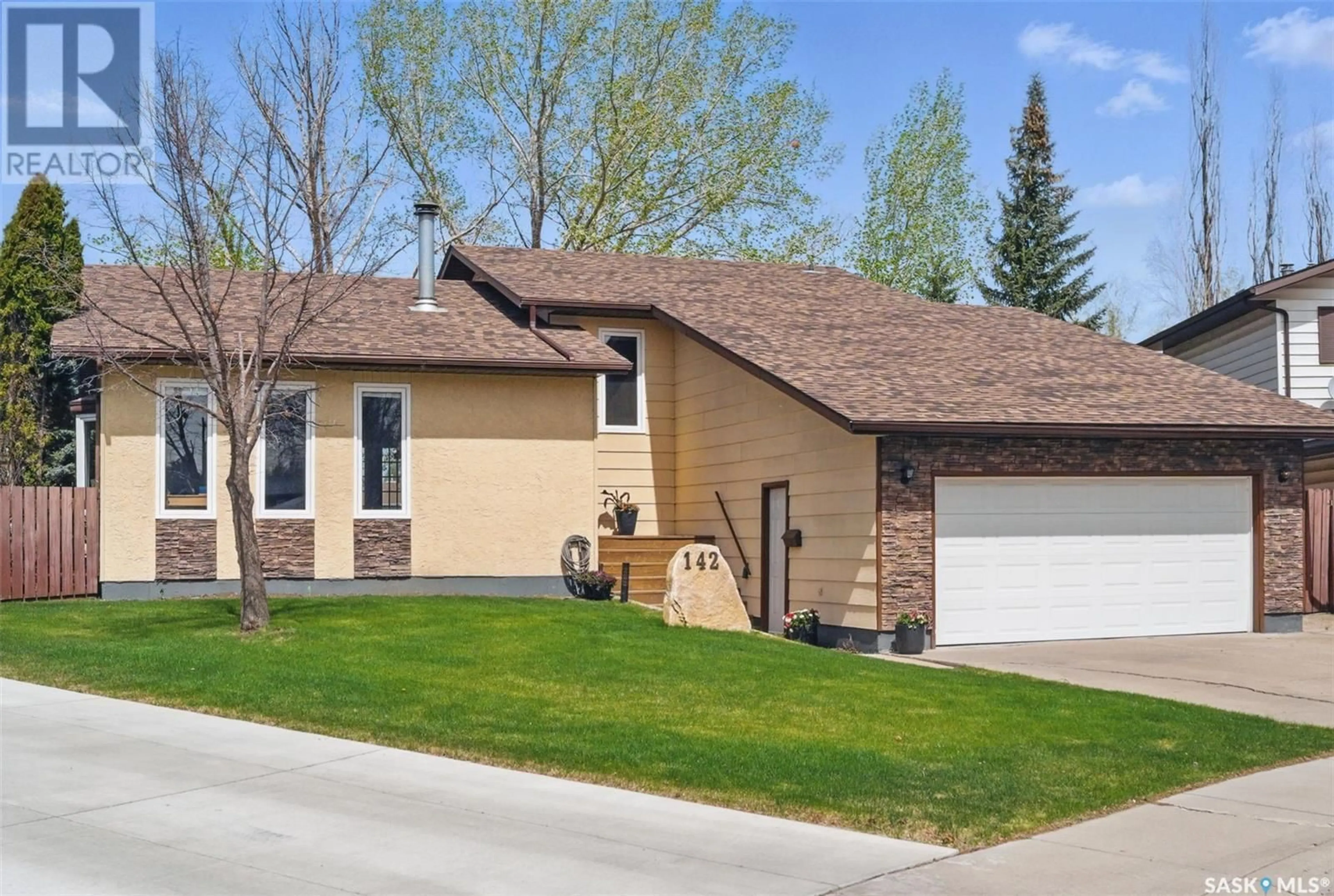 Home with vinyl exterior material, street for 142 KELLINS CRESCENT, Saskatoon Saskatchewan S7N2X6