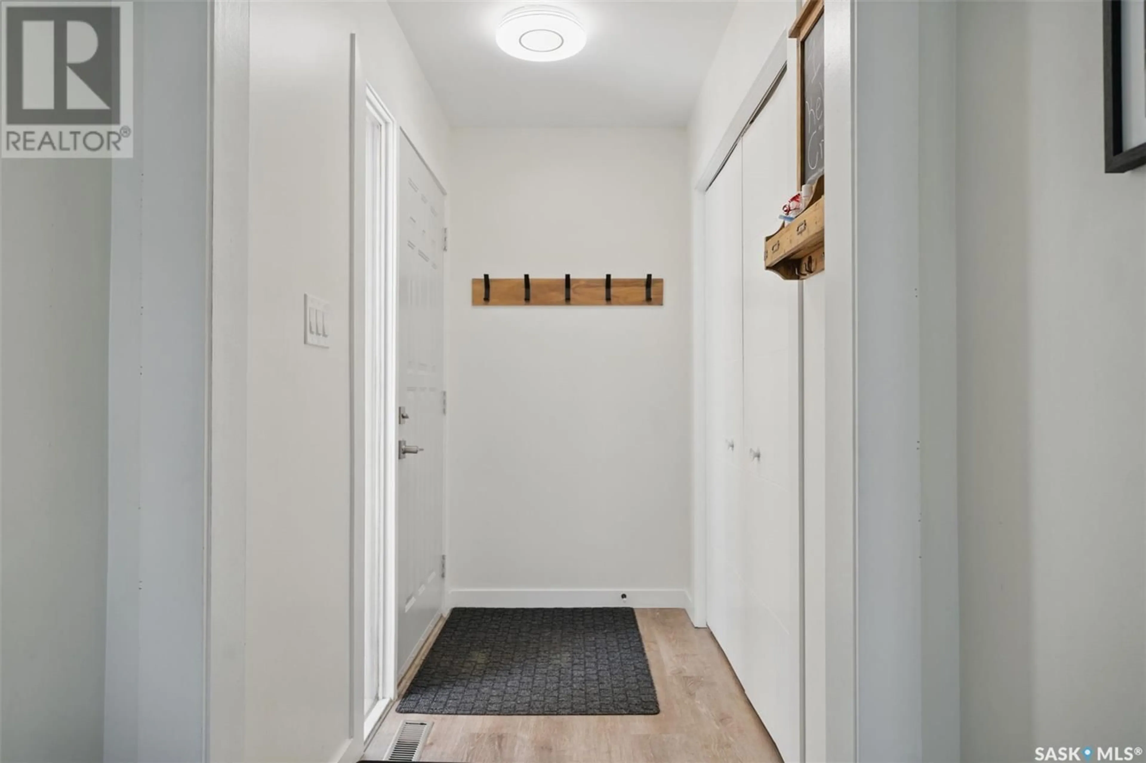 Indoor entryway for 142 KELLINS CRESCENT, Saskatoon Saskatchewan S7N2X6