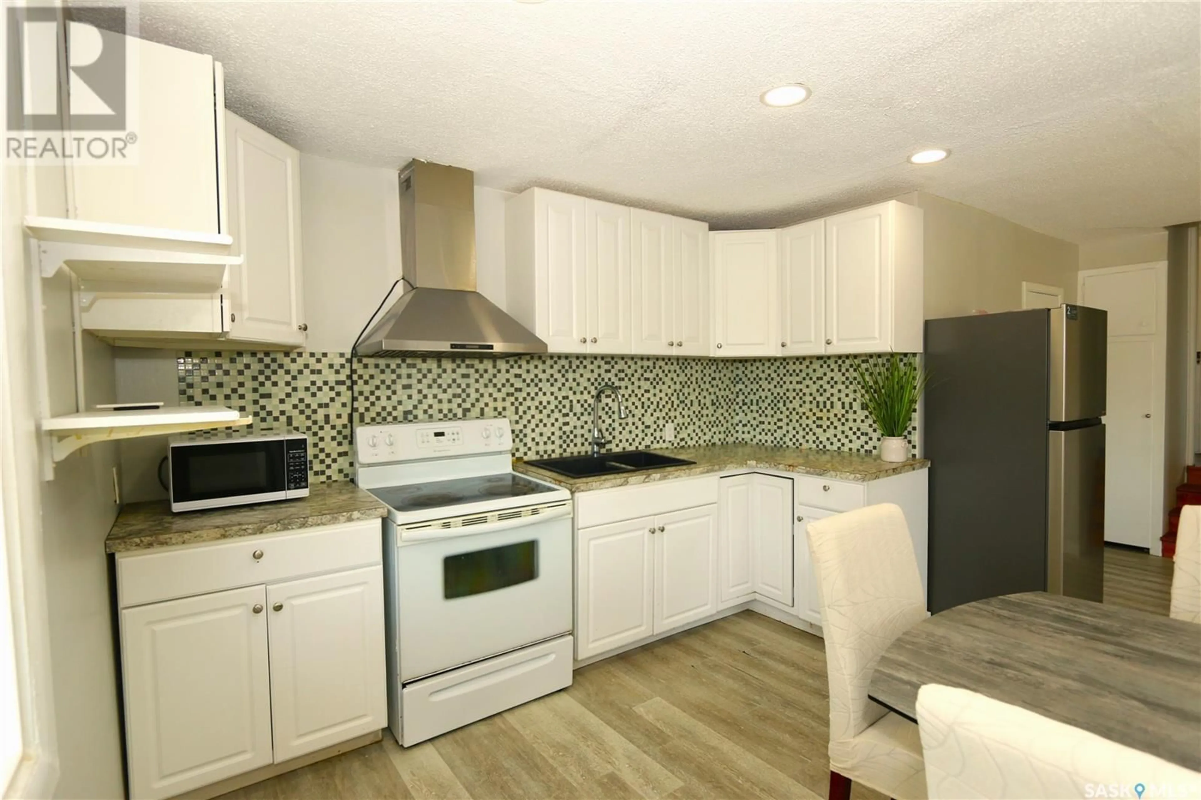 Standard kitchen, ceramic/tile floor for 271 BROAD STREET, Regina Saskatchewan S4R1X1