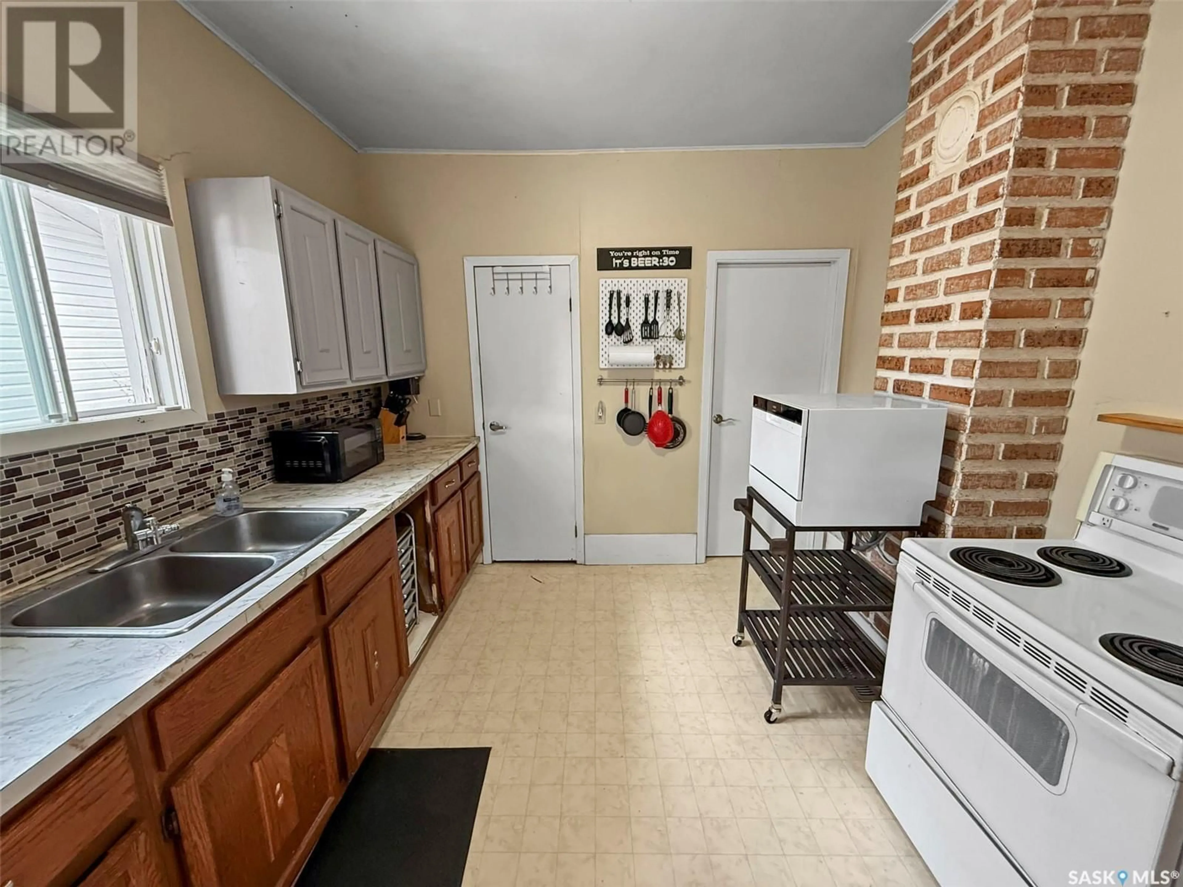 Standard kitchen, ceramic/tile floor for 430 4TH AVENUE, Swift Current Saskatchewan S9H0V3