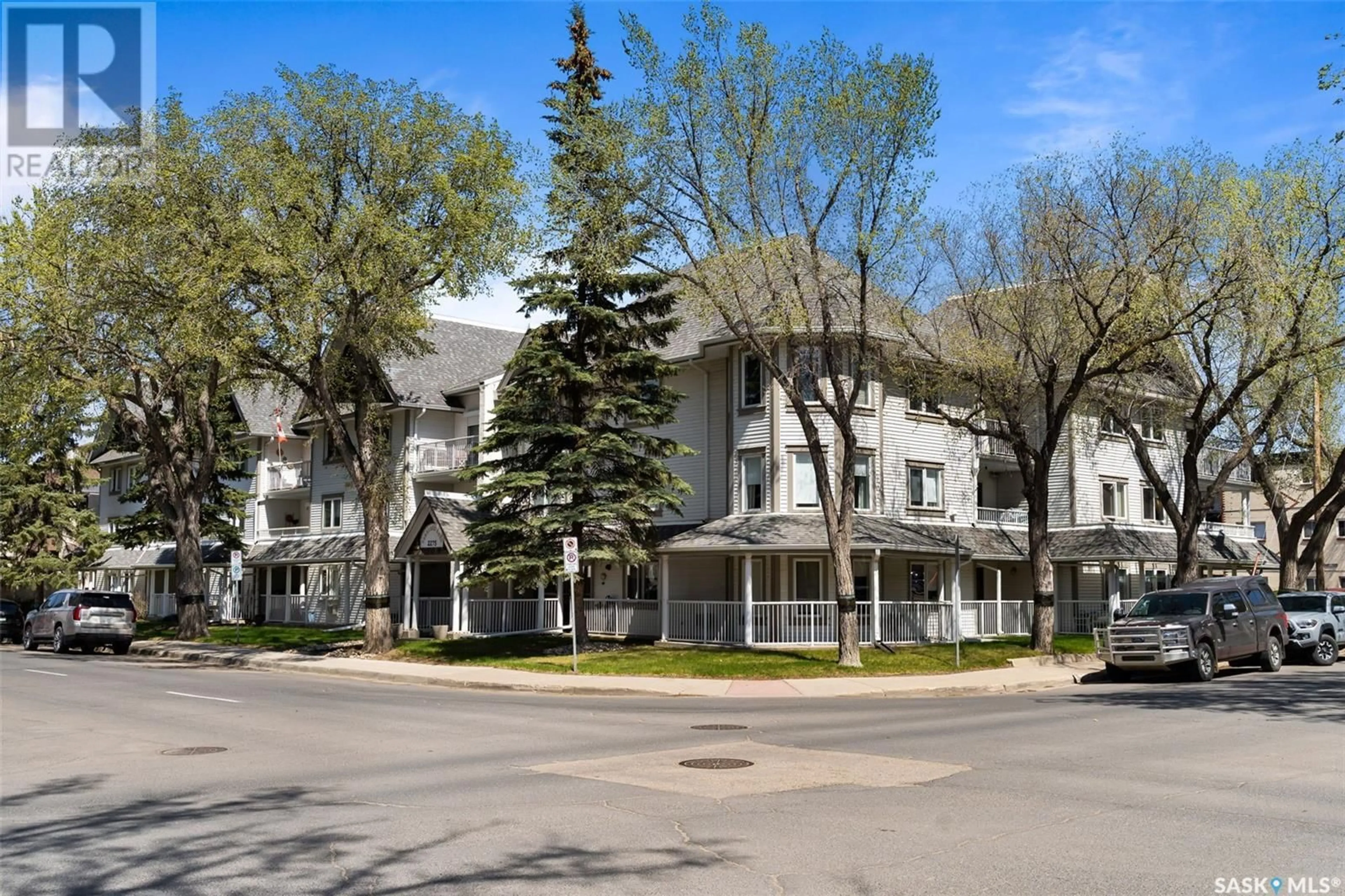 Patio, street for 2275 - 107 MCINTYRE STREET, Regina Saskatchewan S4P2S1