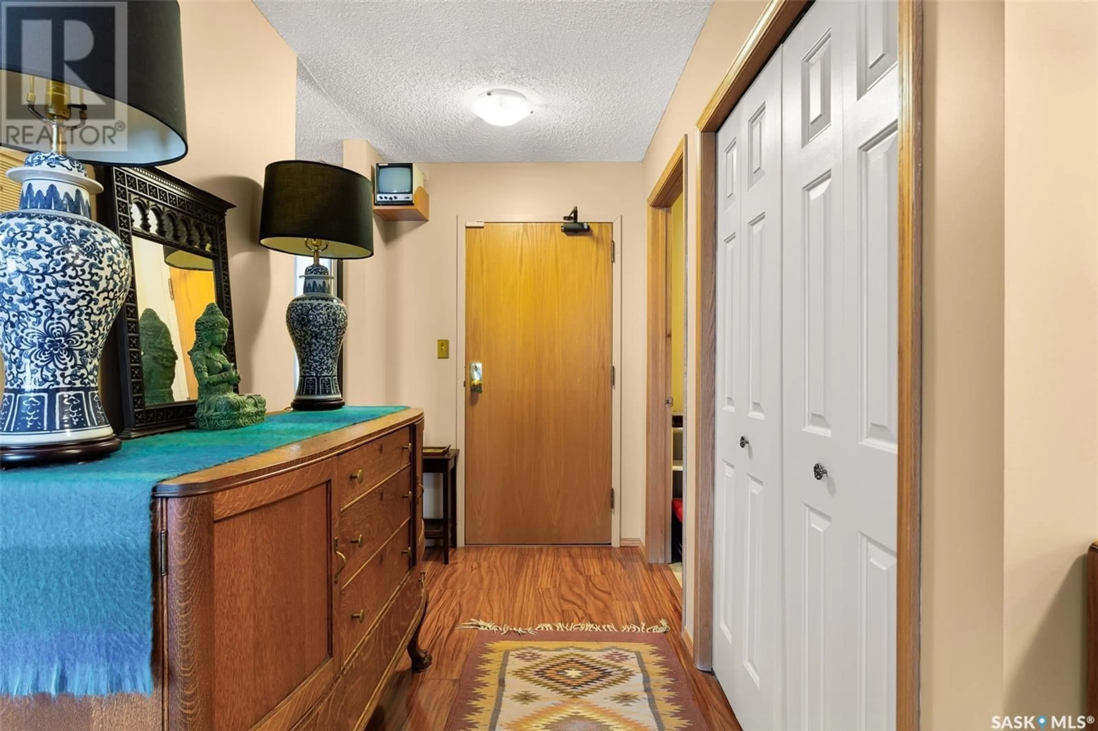 Indoor entryway for 2275 - 107 MCINTYRE STREET, Regina Saskatchewan S4P2S1