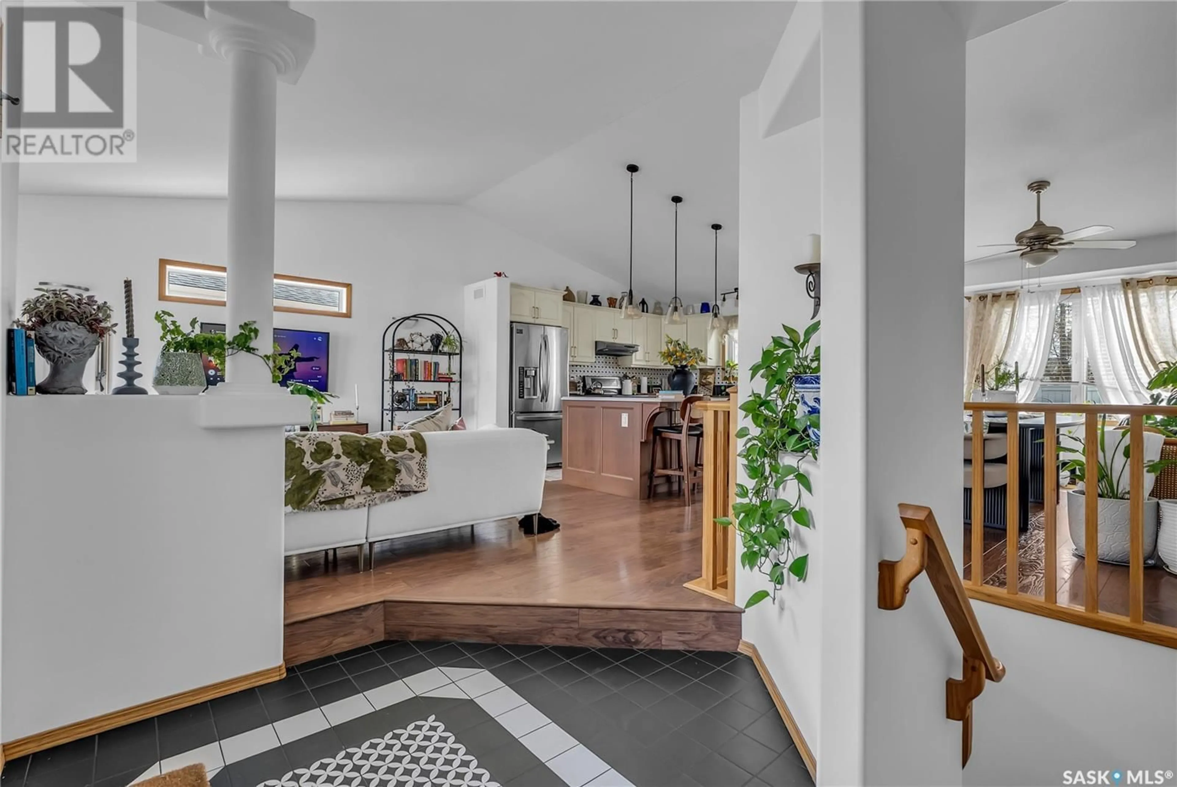 Indoor foyer for 406 NIXON CRESCENT, Saskatoon Saskatchewan S7L7G1