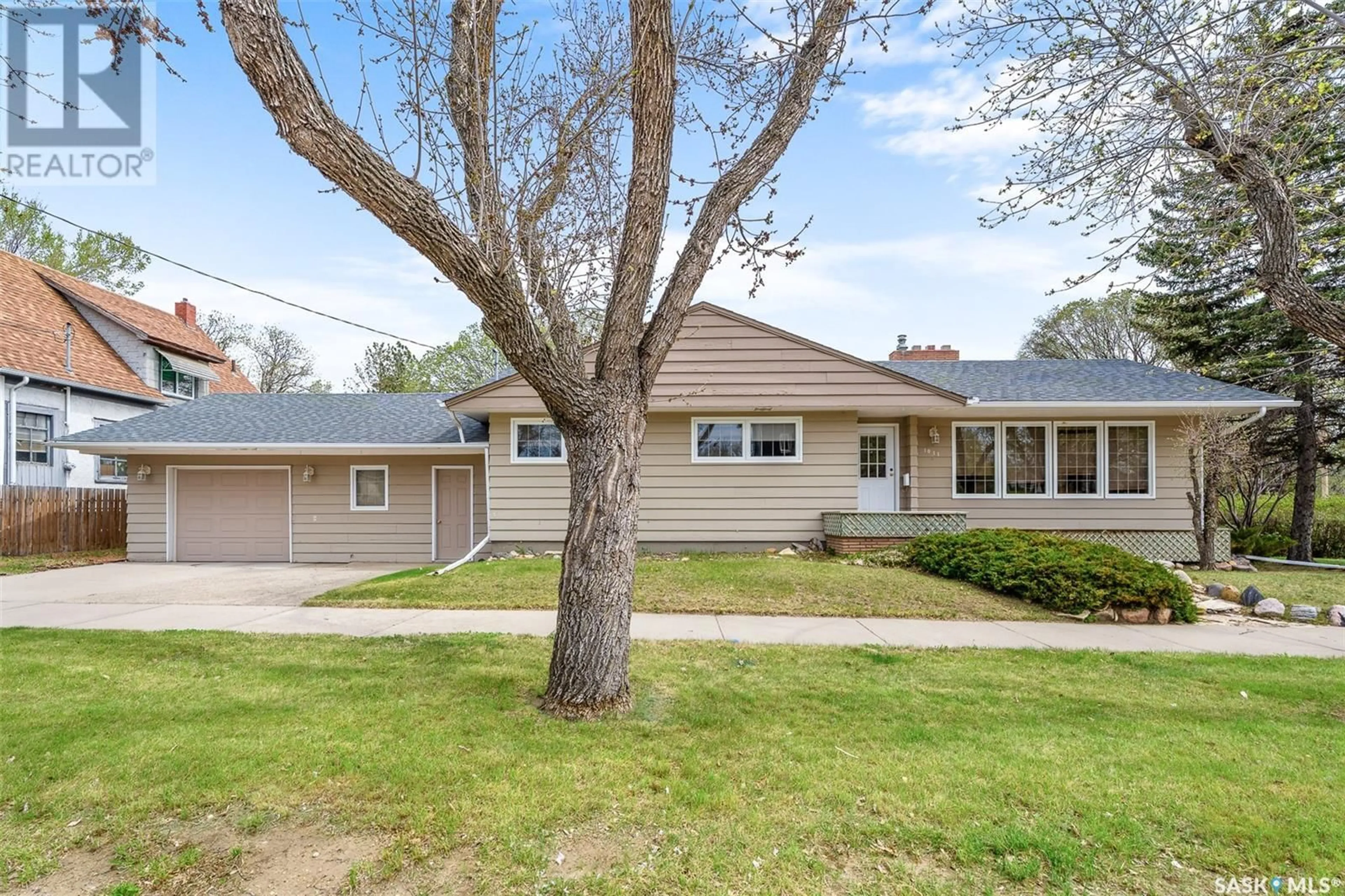 Home with vinyl exterior material, street for 1011 3RD AVENUE, Moose Jaw Saskatchewan S6H1E6