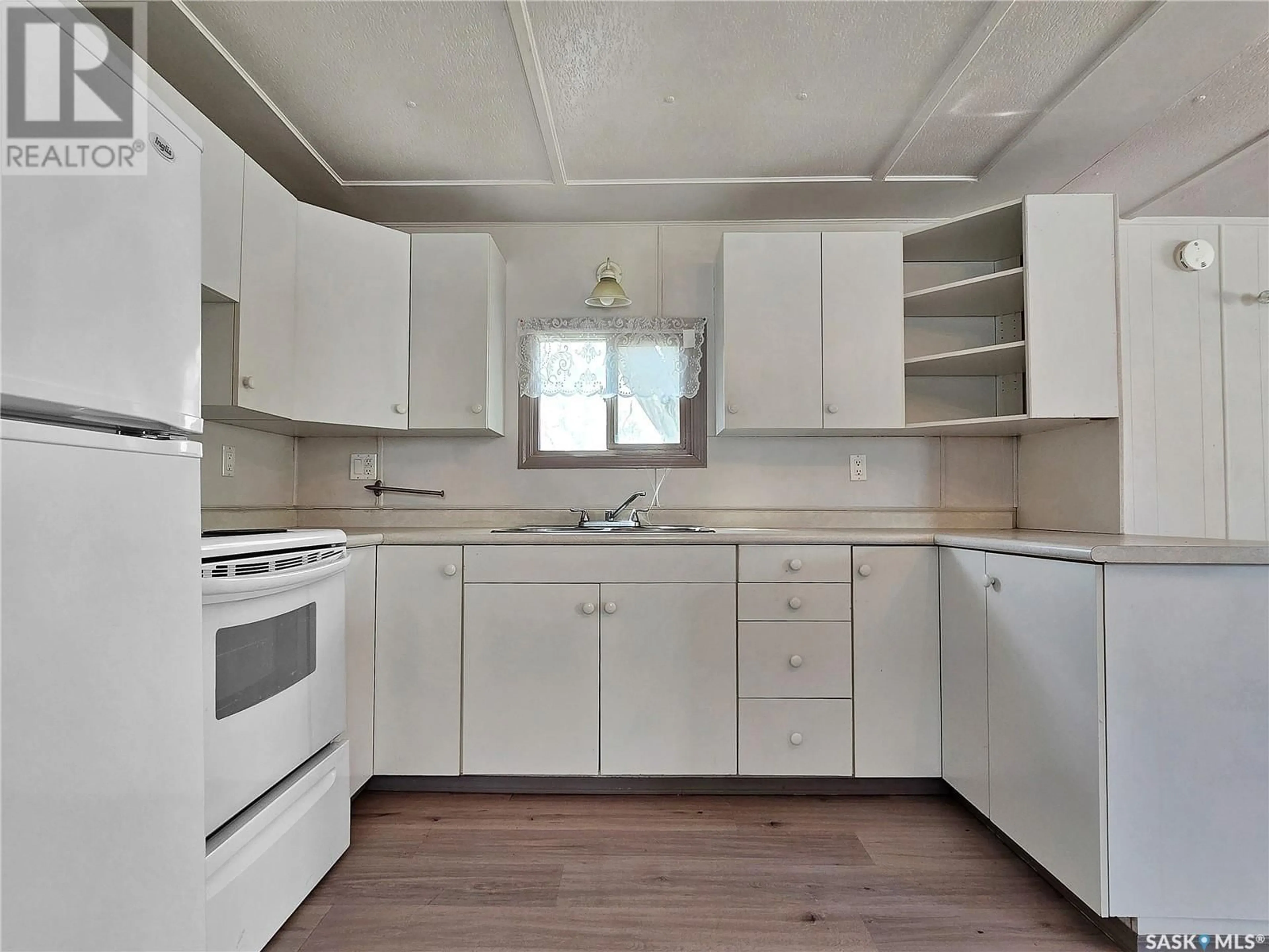 Standard kitchen, wood/laminate floor for 200 1524 RAYNER AVENUE, Saskatoon Saskatchewan S7N1Y1