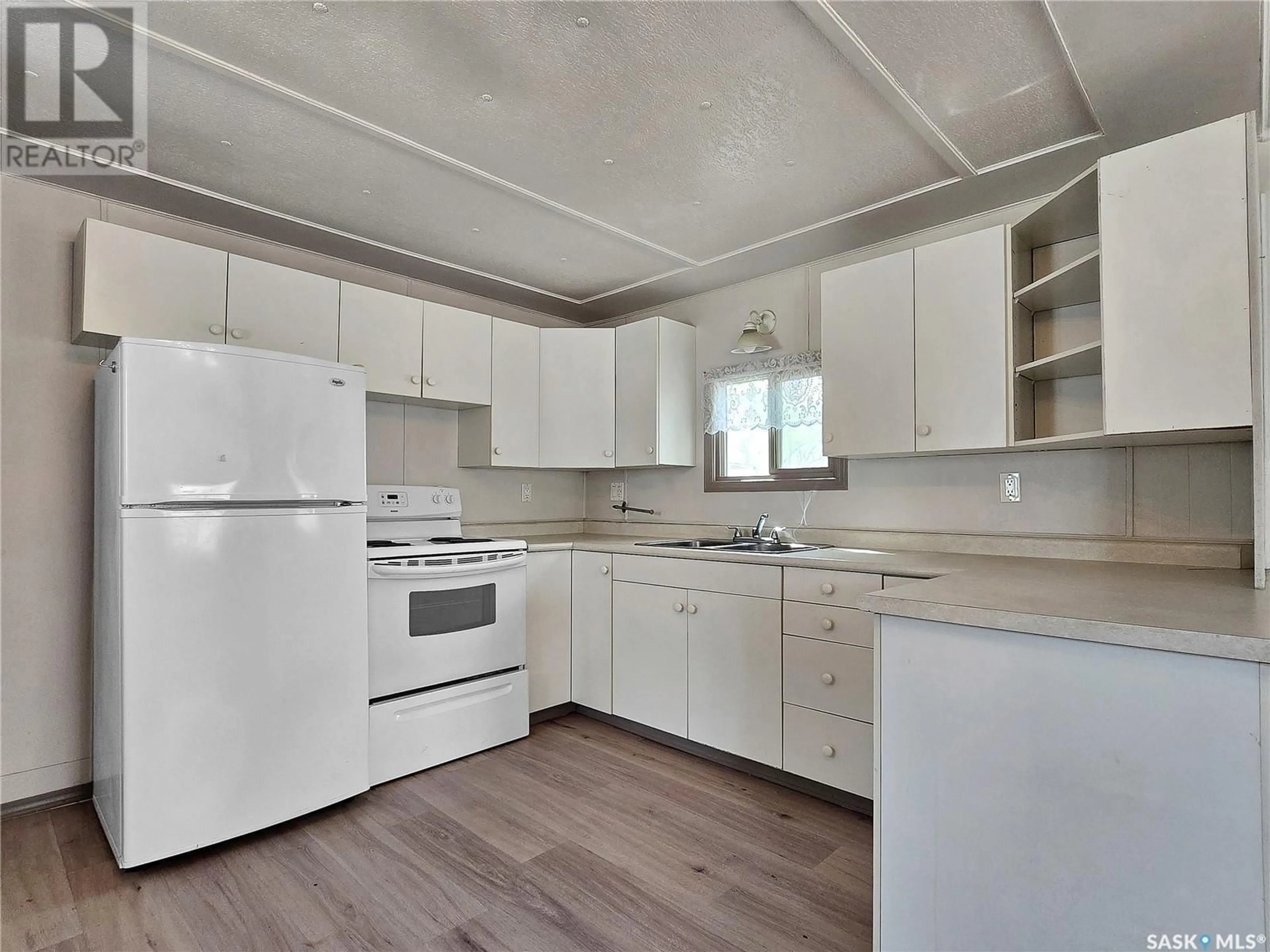 Standard kitchen, wood/laminate floor for 200 1524 RAYNER AVENUE, Saskatoon Saskatchewan S7N1Y1