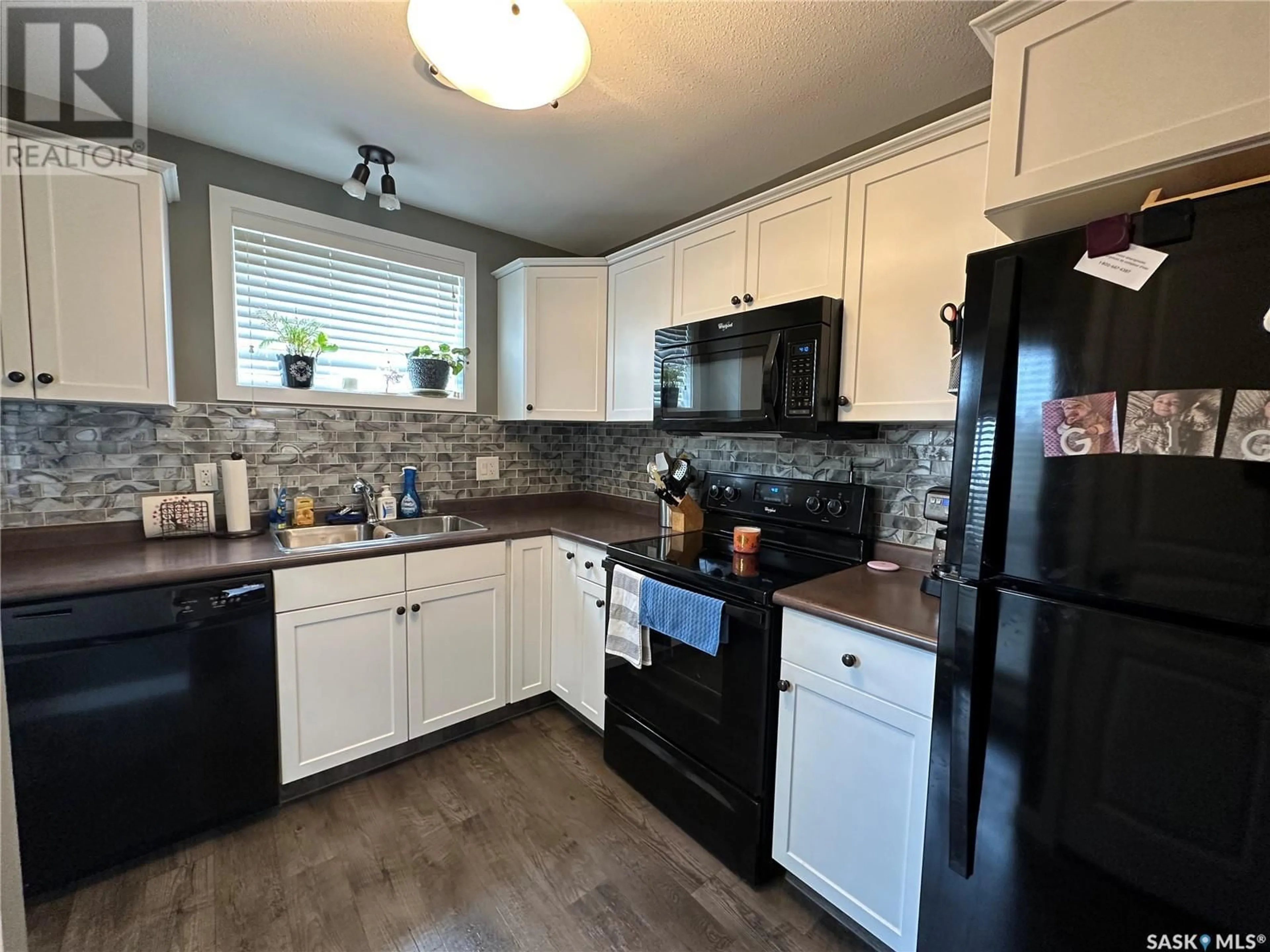 Open concept kitchen, unknown for 39 5004 JAMES HILL ROAD, Regina Saskatchewan S4W0E8
