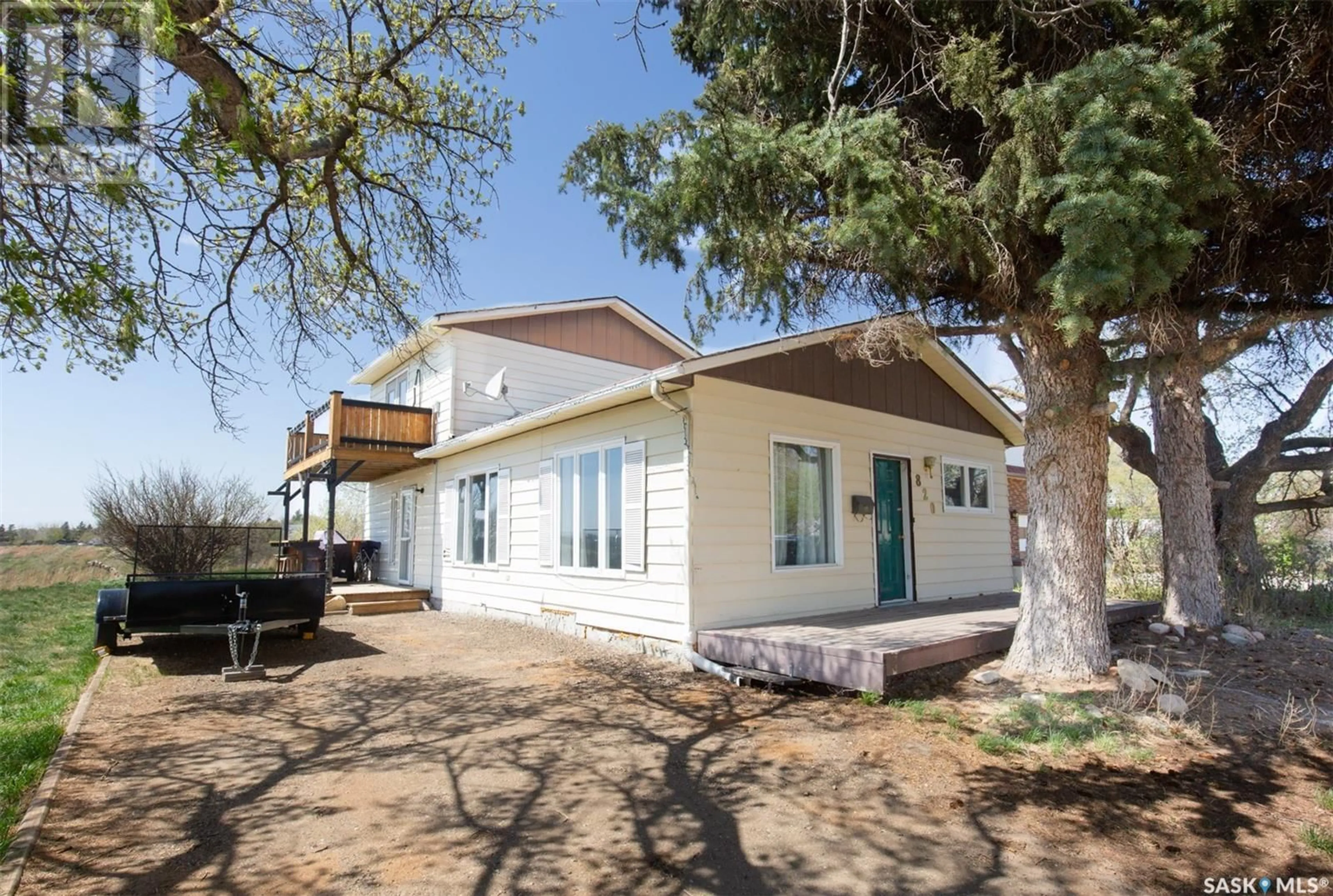 Home with vinyl exterior material, street for 820 SKIPTON ROAD, Moose Jaw Saskatchewan S6H5T7