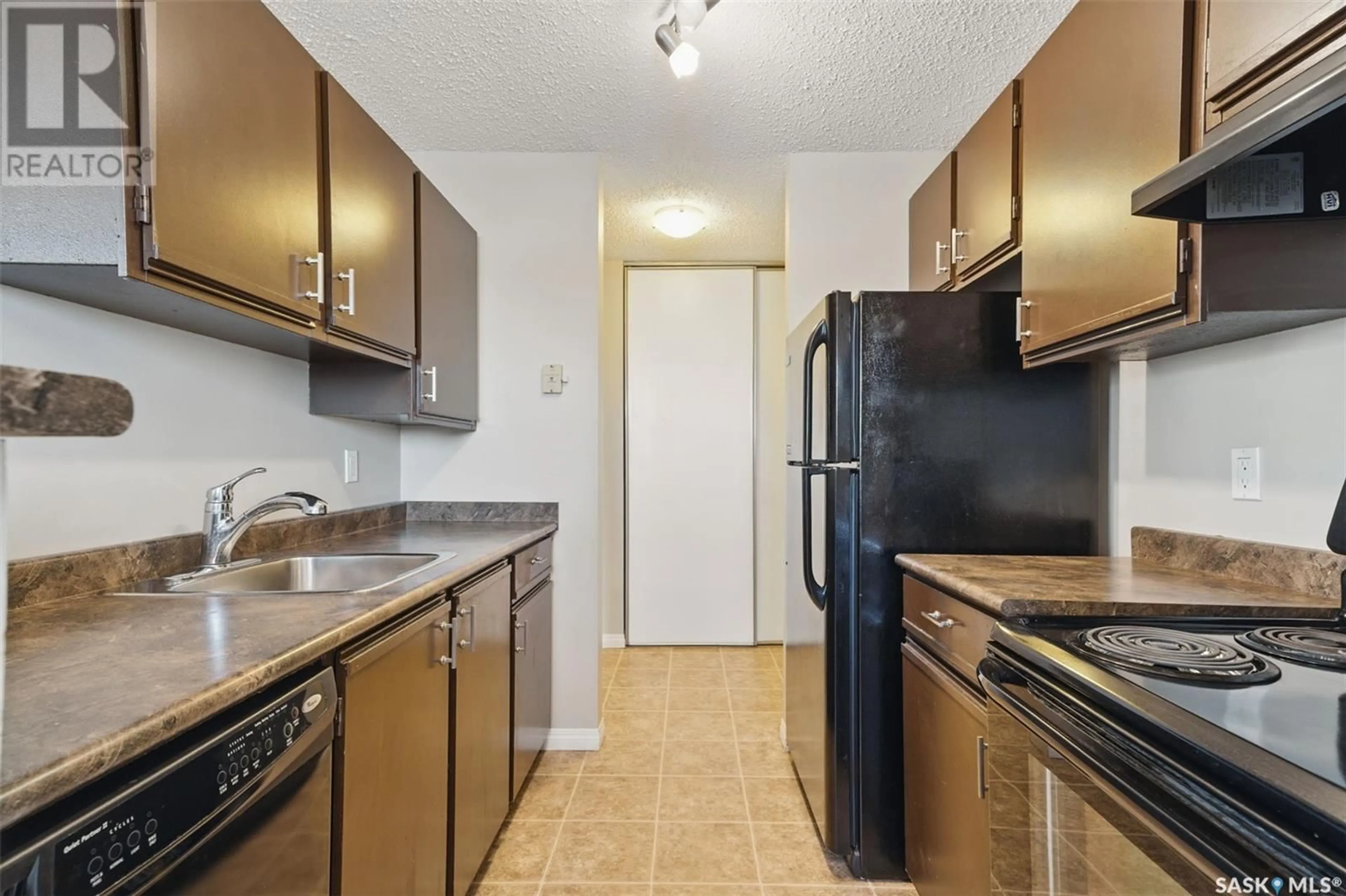 Standard kitchen, unknown for 6 101 110TH STREET, Saskatoon Saskatchewan S7N1S1