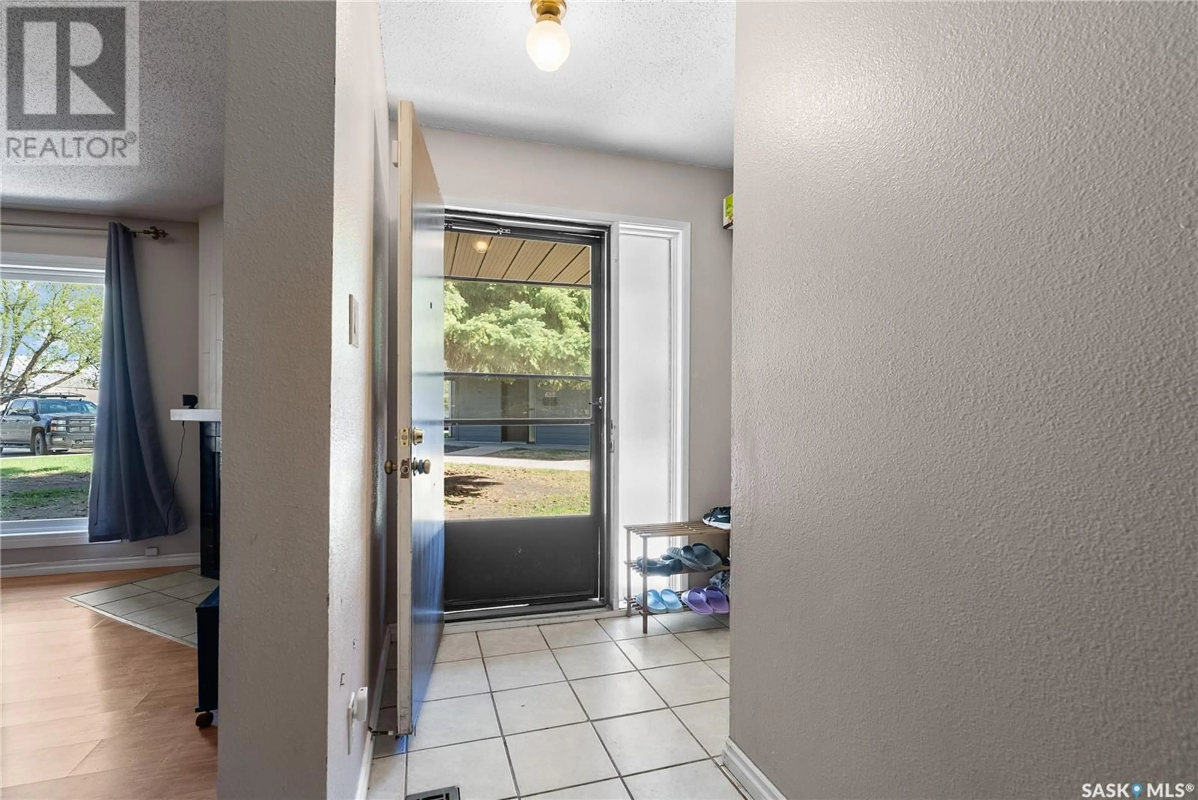 Indoor entryway for E - 716 425 115TH STREET, Saskatoon Saskatchewan S7N2E5