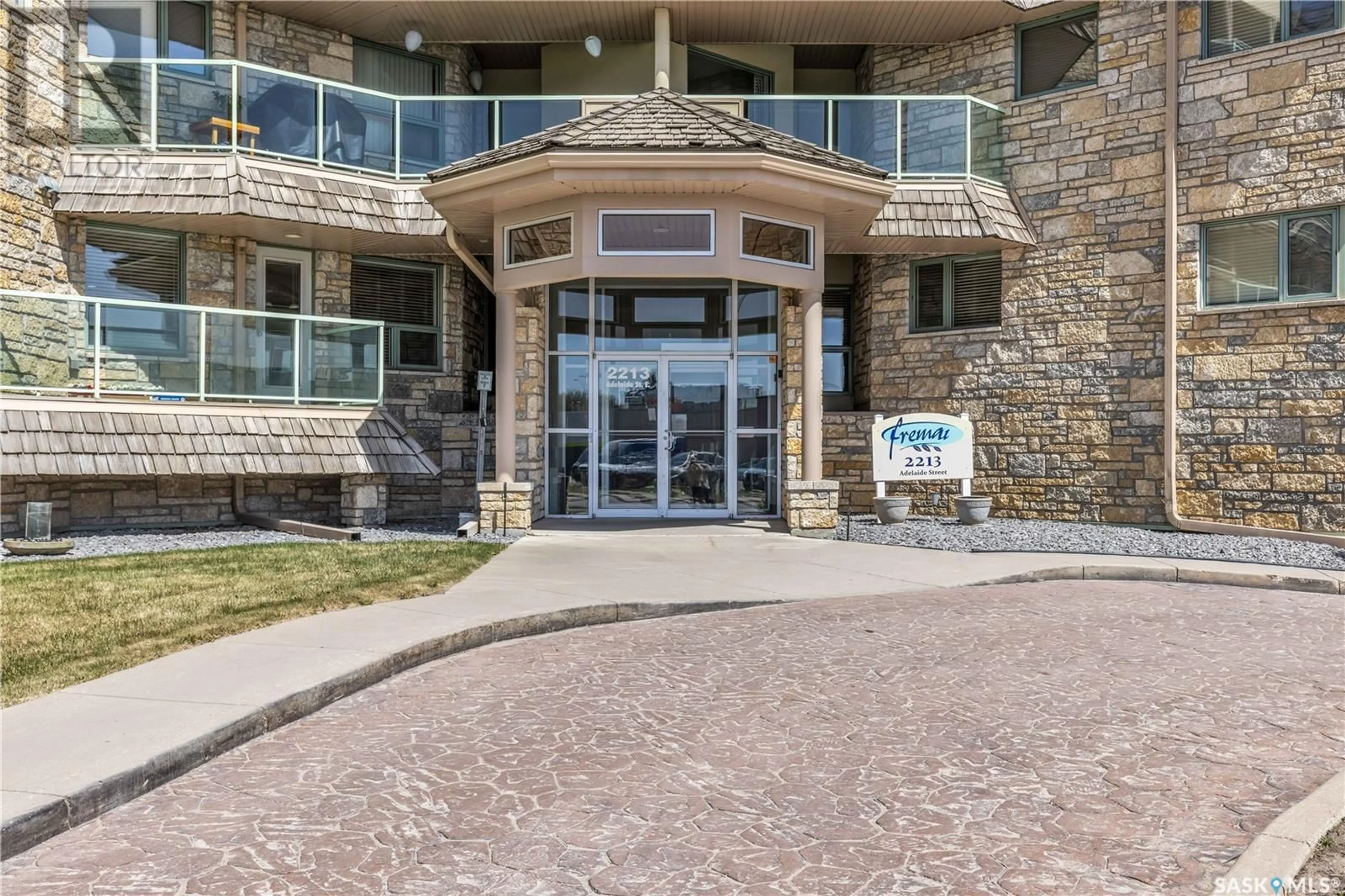 Indoor foyer for 406 2213 ADELAIDE STREET E, Saskatoon Saskatchewan S7J0J6