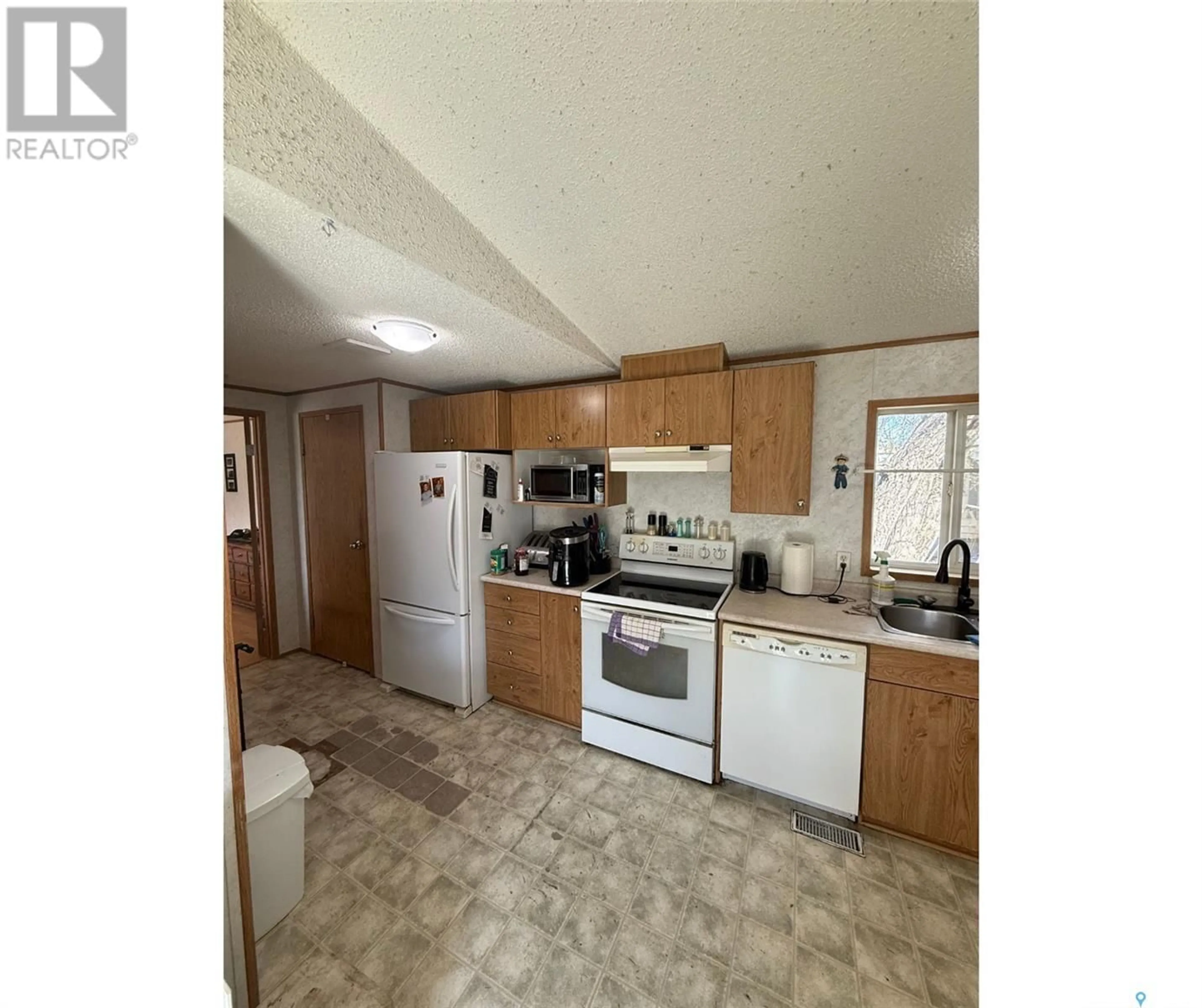 Standard kitchen, unknown for 210 5TH AVENUE, Maidstone Saskatchewan S0M1M0