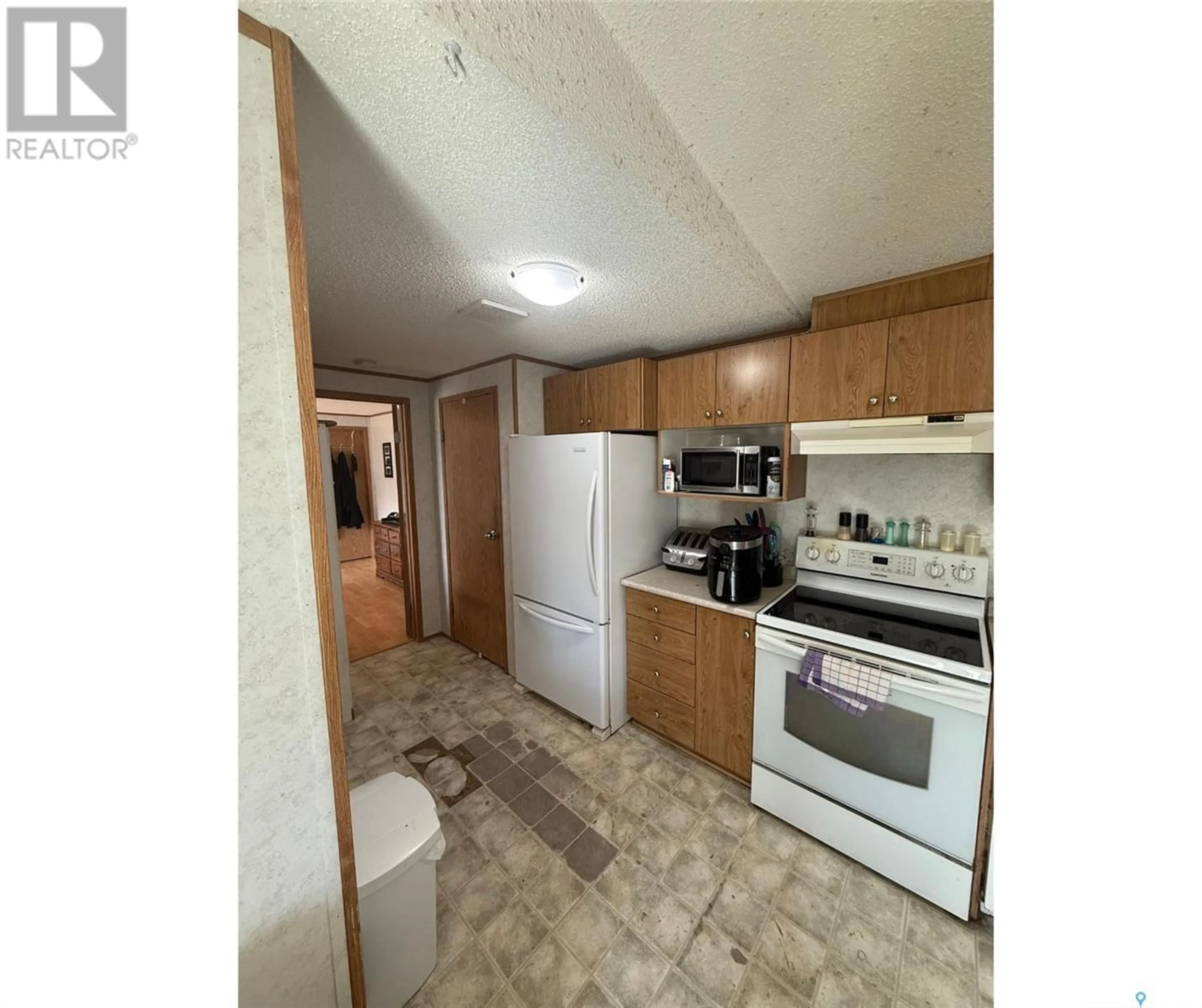 Standard kitchen, unknown for 210 5TH AVENUE, Maidstone Saskatchewan S0M1M0