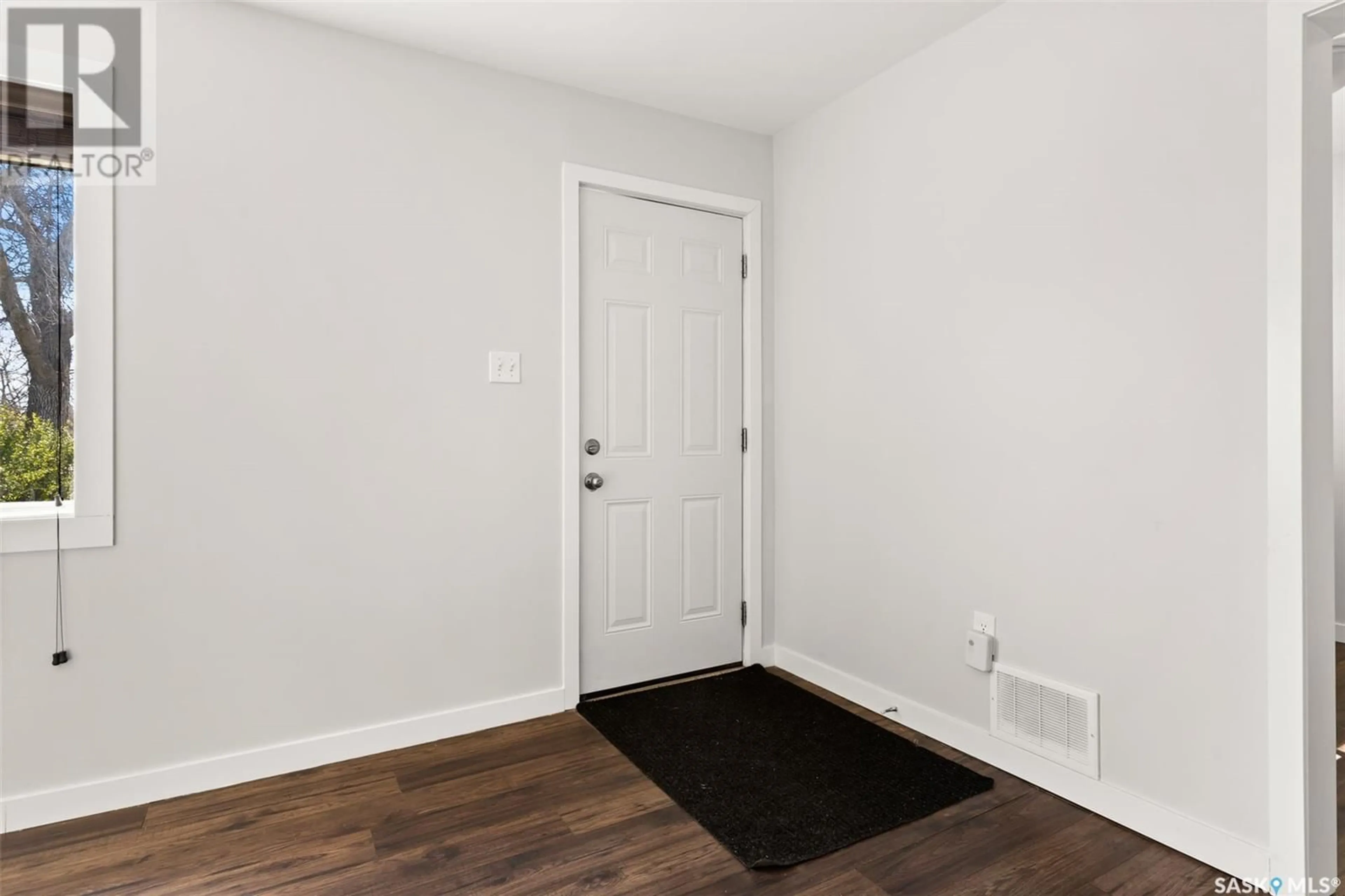 Indoor entryway for 900 FORGET STREET, Regina Saskatchewan S4T4X6