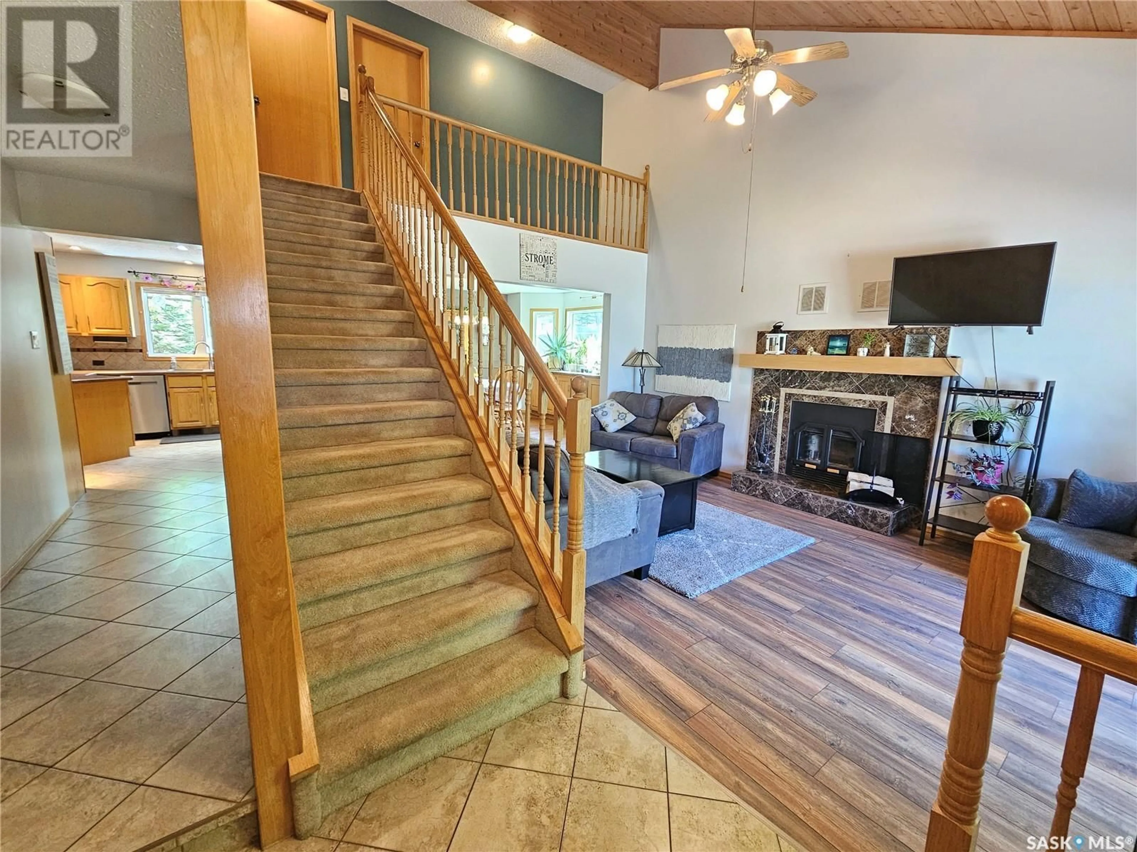 Indoor foyer for 10 CHARPENTIER PLACE, Meadow Lake Saskatchewan S9X1E2