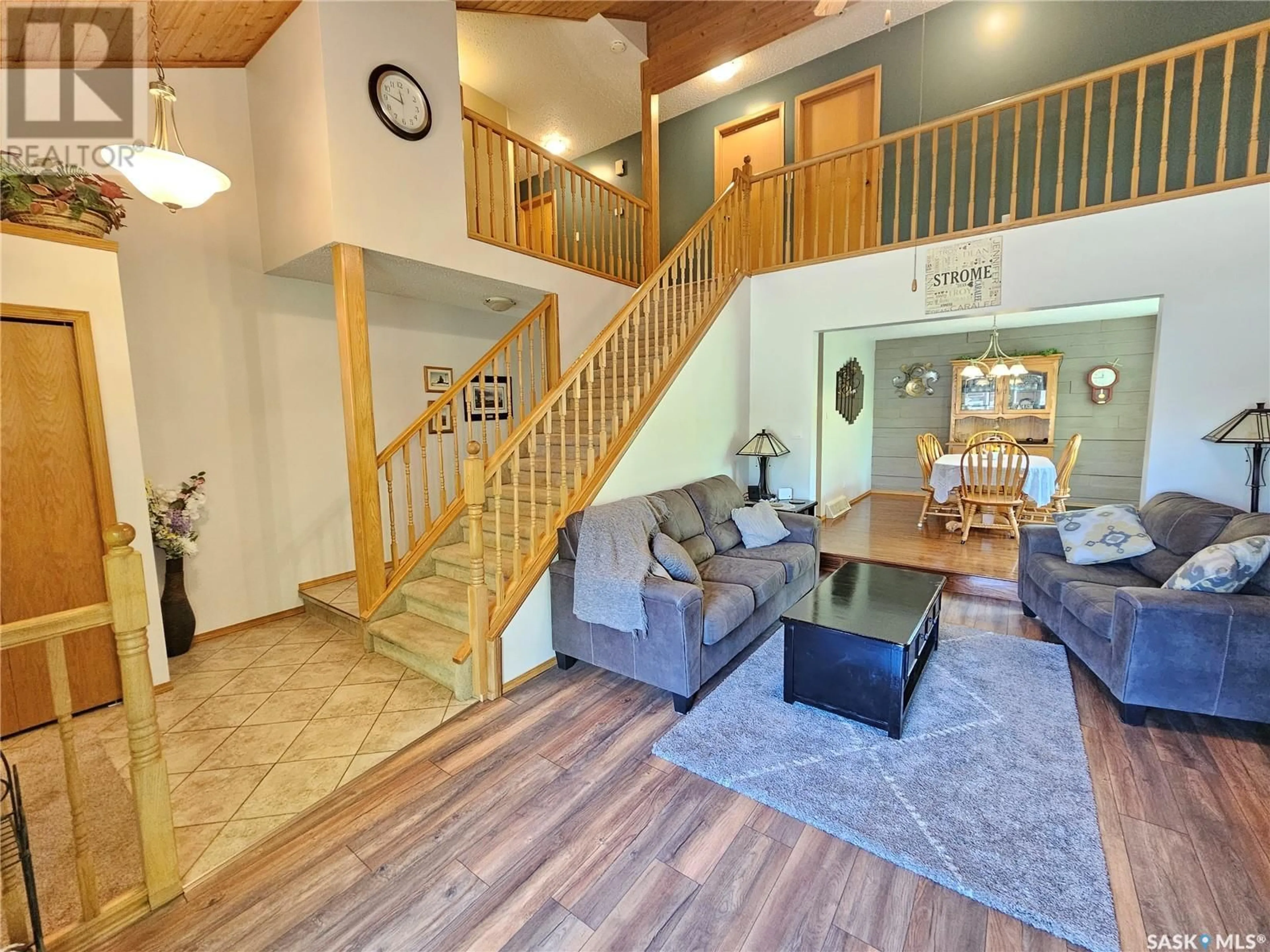 Indoor foyer for 10 CHARPENTIER PLACE, Meadow Lake Saskatchewan S9X1E2