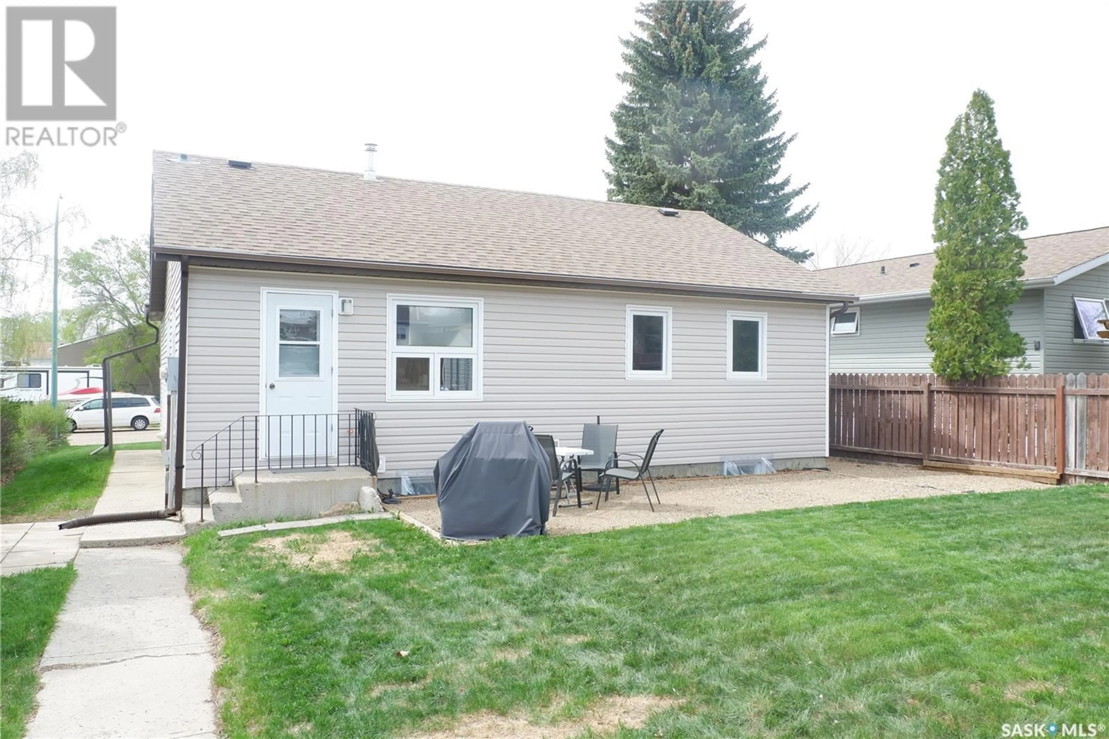 Home with vinyl exterior material, street for 117 4TH STREET, Coronach Saskatchewan S0H0Z0