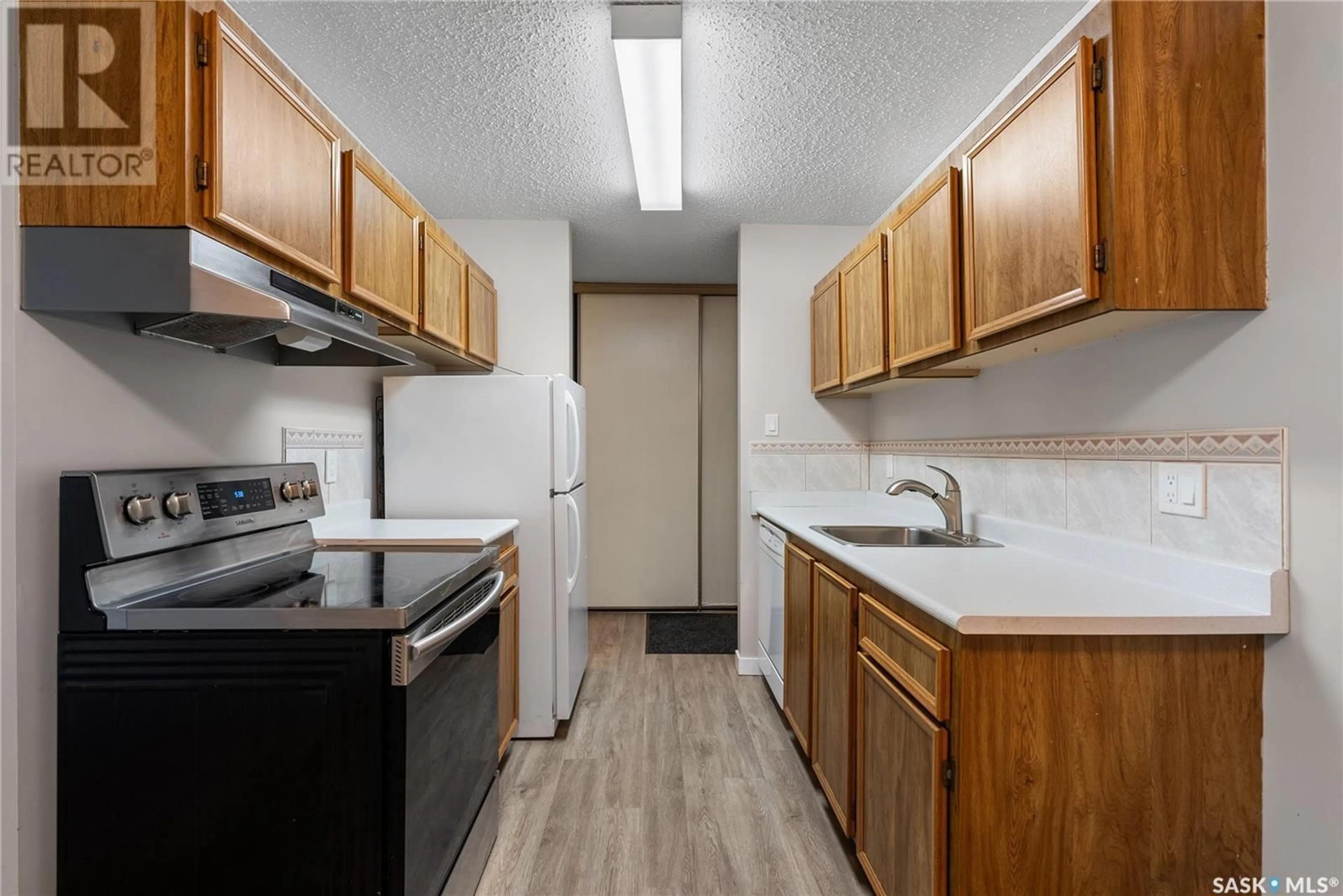 Standard kitchen, unknown for 103B - 4040 8TH STREET, Saskatoon Saskatchewan S7H5L4