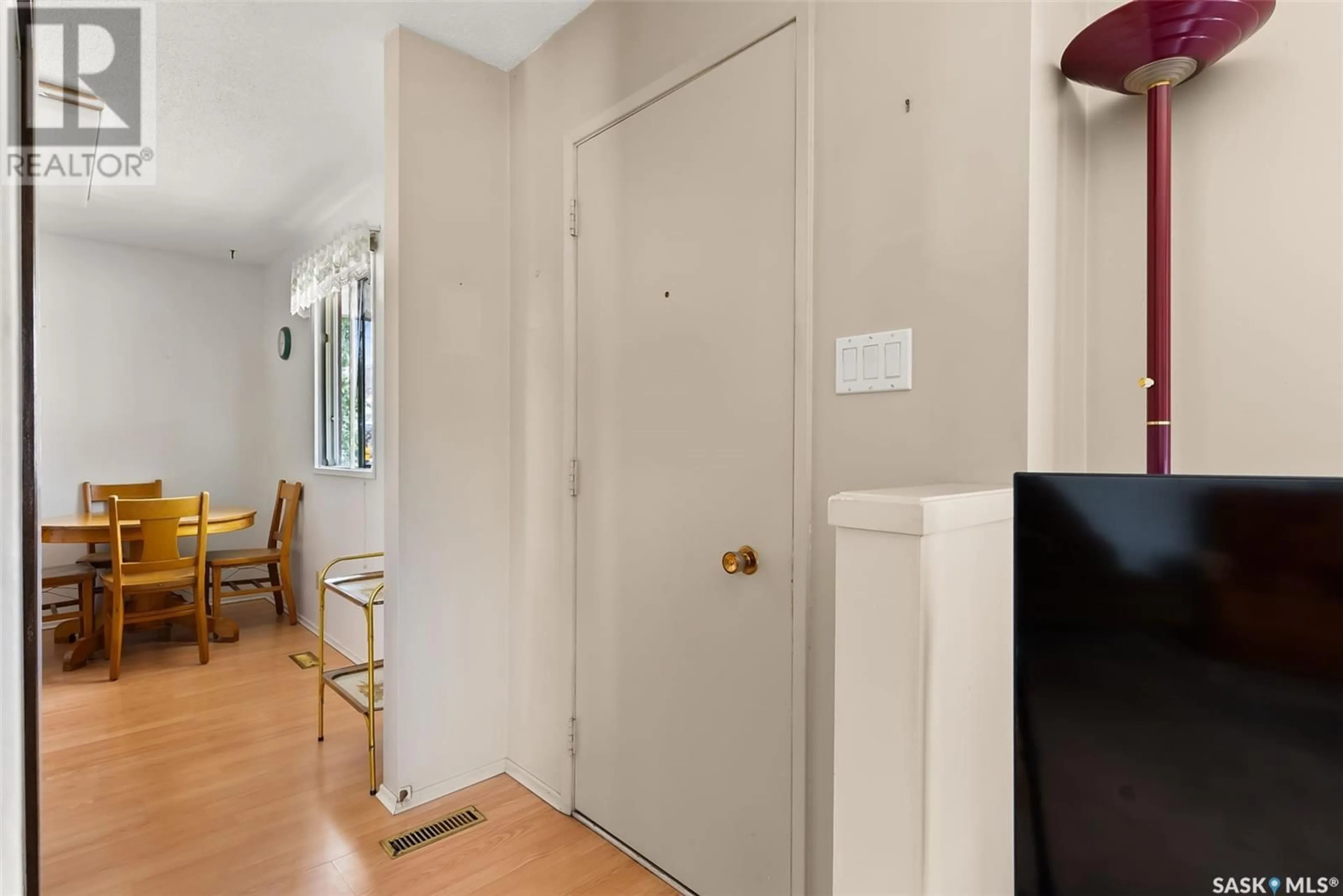 Indoor entryway for 380 CAVENDISH STREET, Regina Saskatchewan S4N4K2
