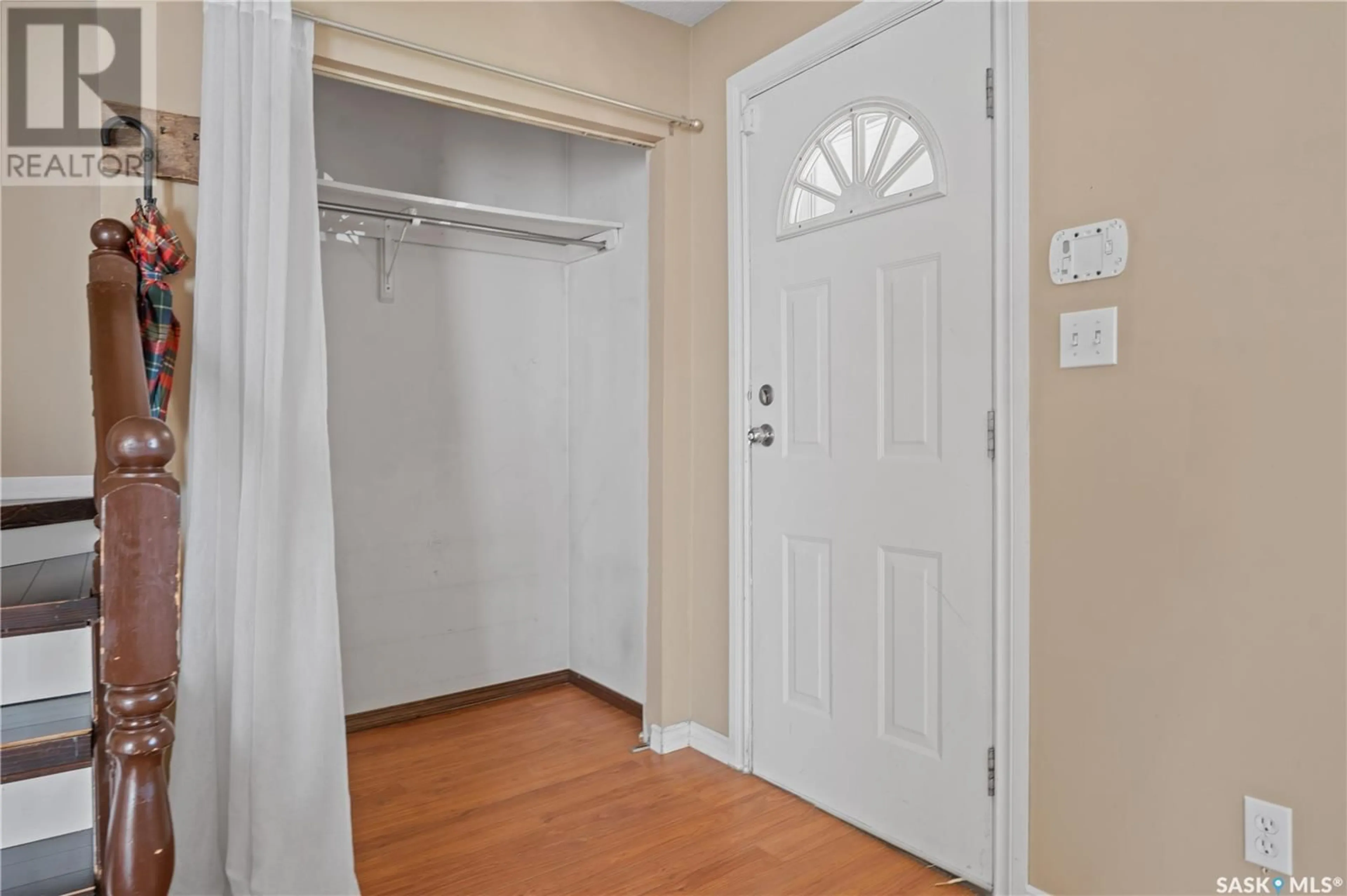 Indoor entryway for 2060 QUEEN STREET, Regina Saskatchewan S4T4C1