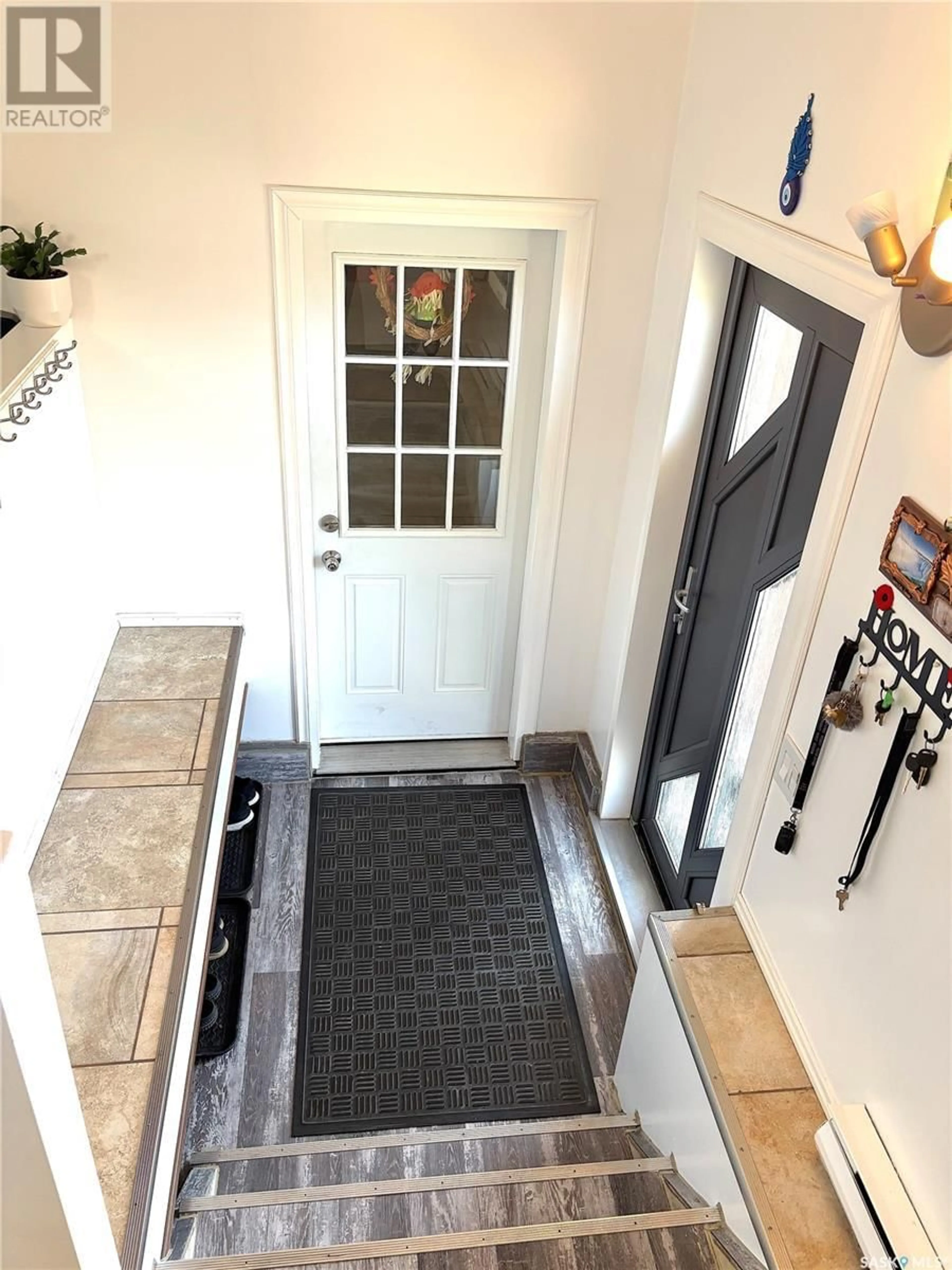 Indoor entryway for 316 3RD AVENUE, Meacham Saskatchewan S0K2V0