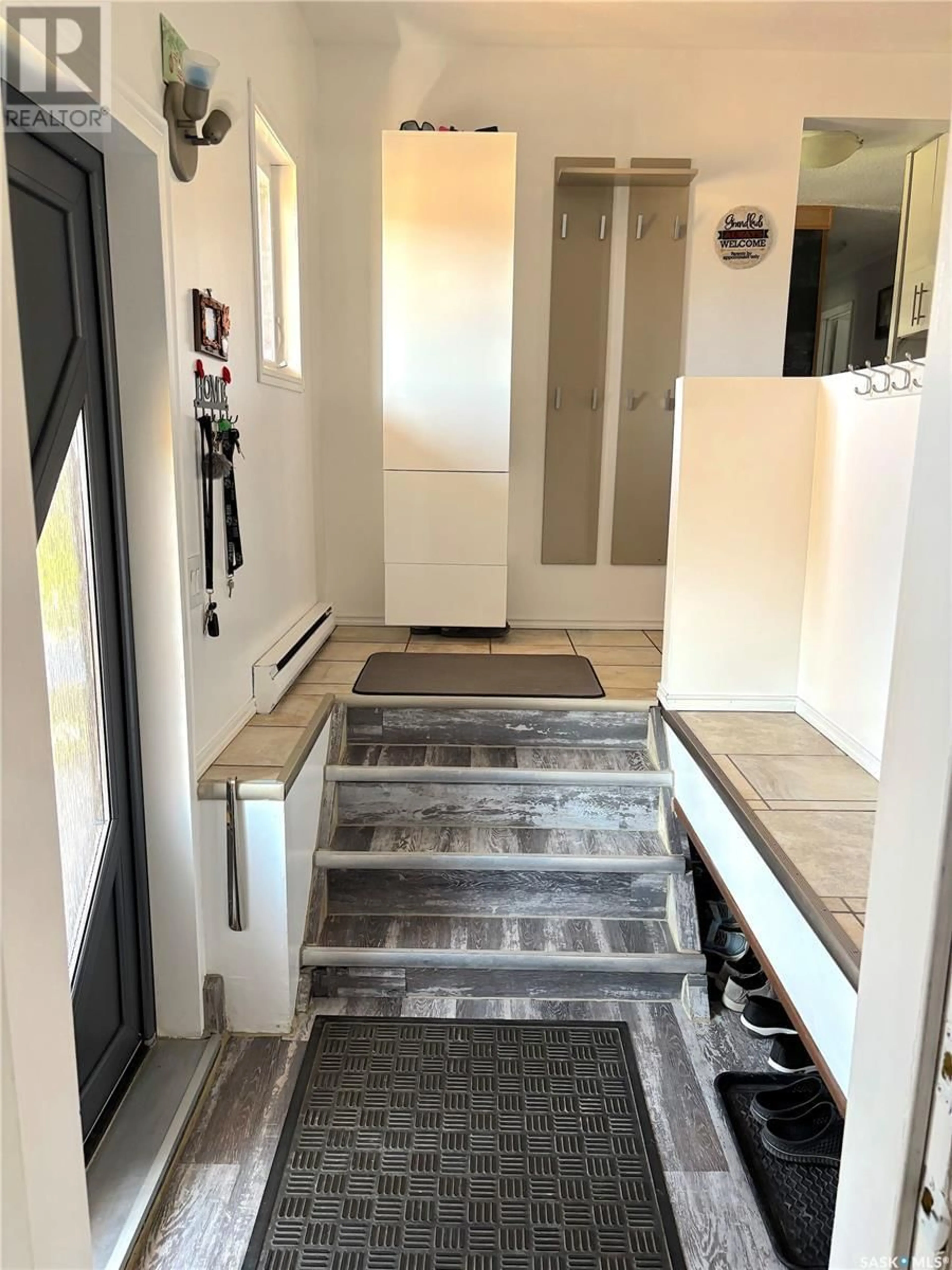 Indoor entryway for 316 3RD AVENUE, Meacham Saskatchewan S0K2V0