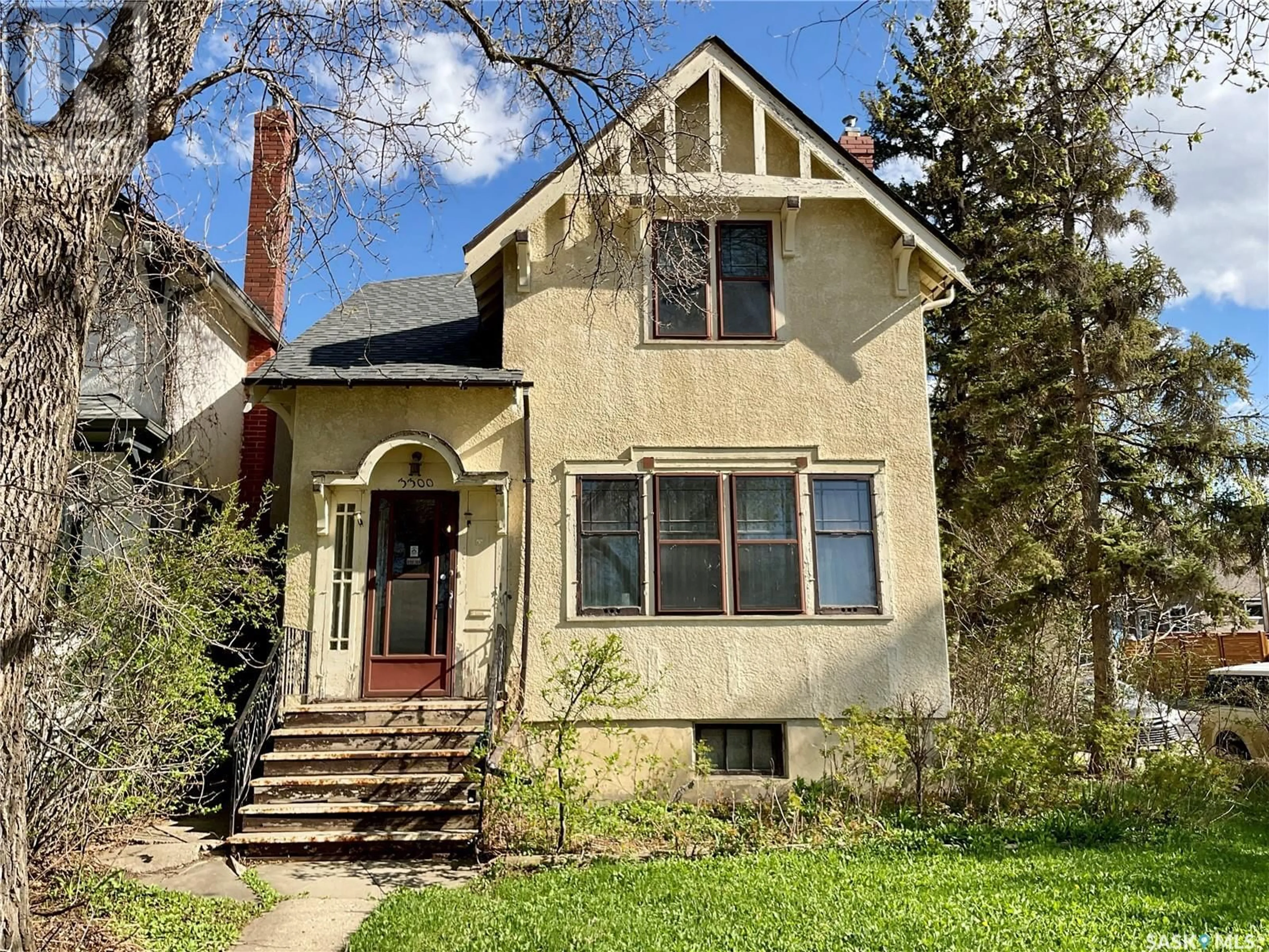 Home with vinyl exterior material, street for 3300 COLLEGE AVENUE, Regina Saskatchewan S4T1W2