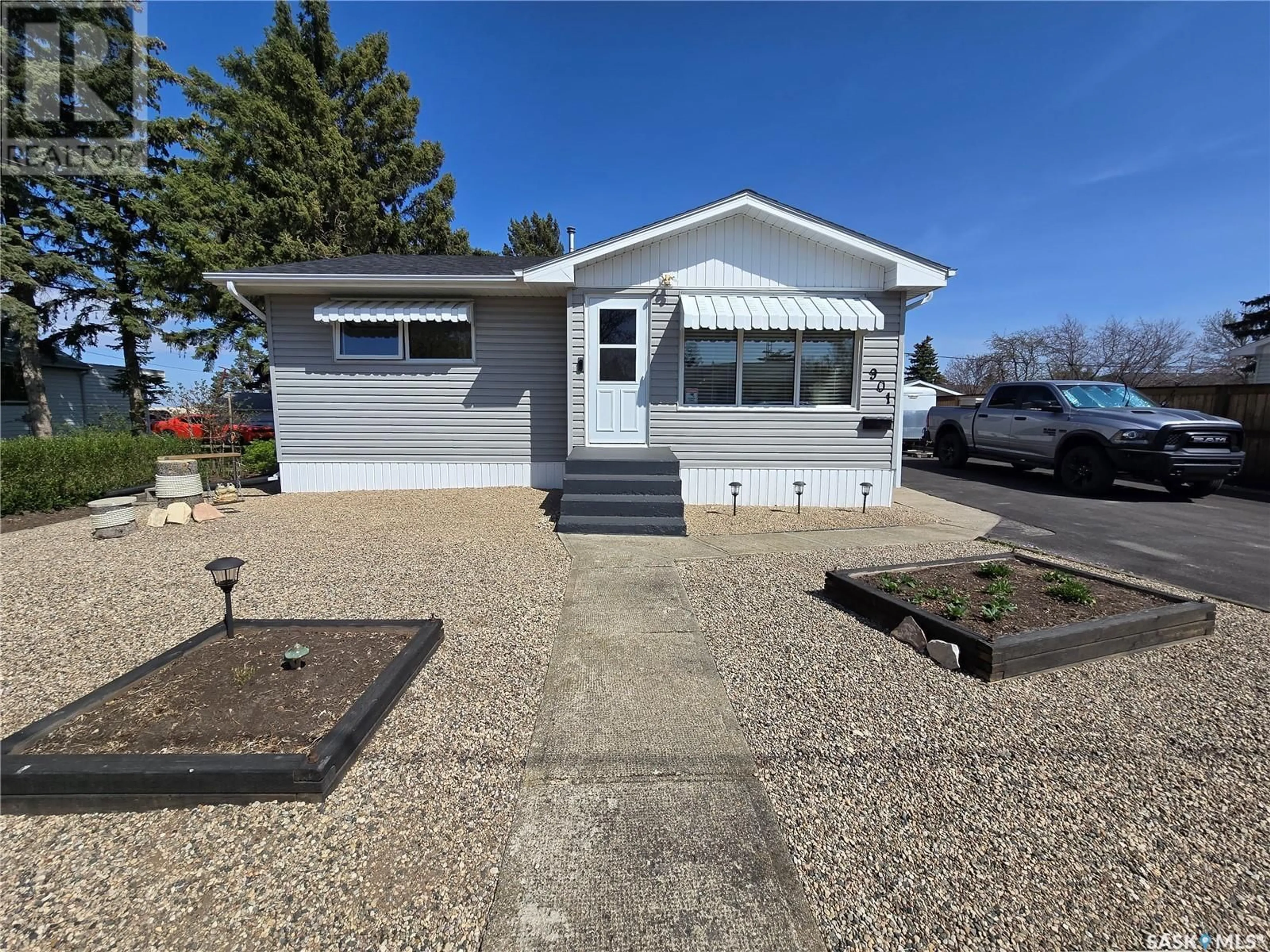 Home with vinyl exterior material, street for 901 FRANCIS STREET, Grenfell Saskatchewan S0G2B0