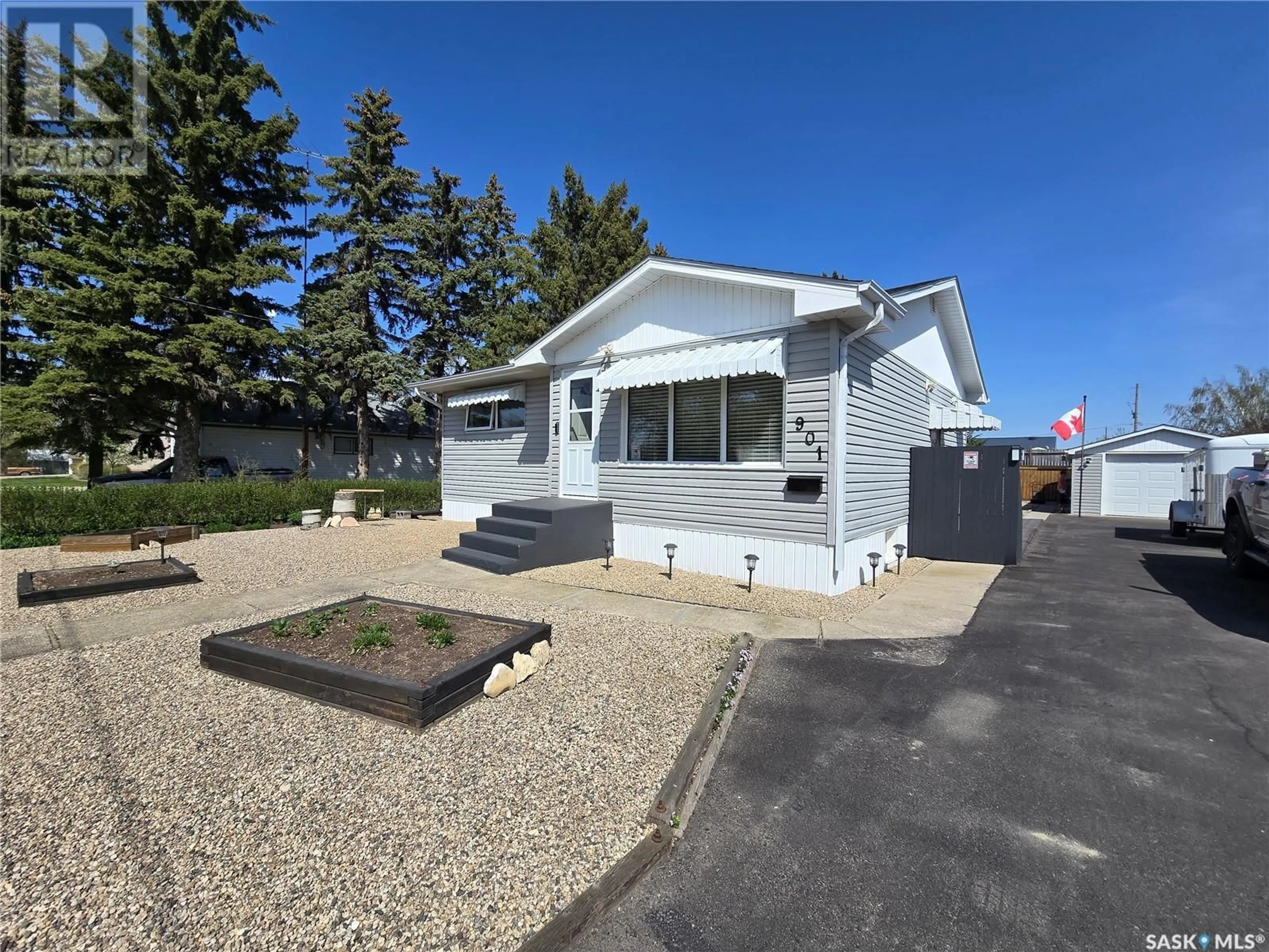 Home with vinyl exterior material, street for 901 FRANCIS STREET, Grenfell Saskatchewan S0G2B0