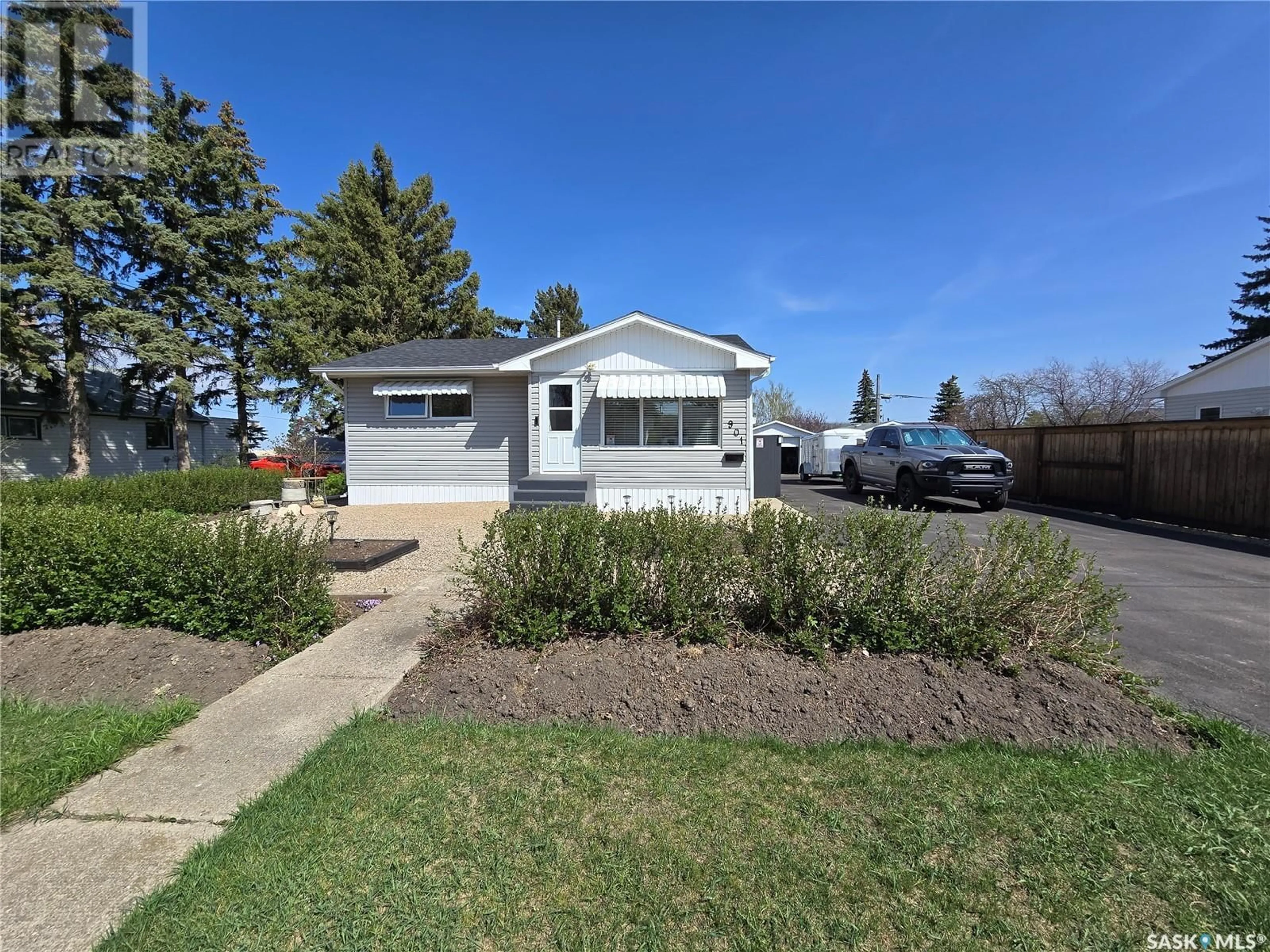Home with vinyl exterior material, street for 901 FRANCIS STREET, Grenfell Saskatchewan S0G2B0
