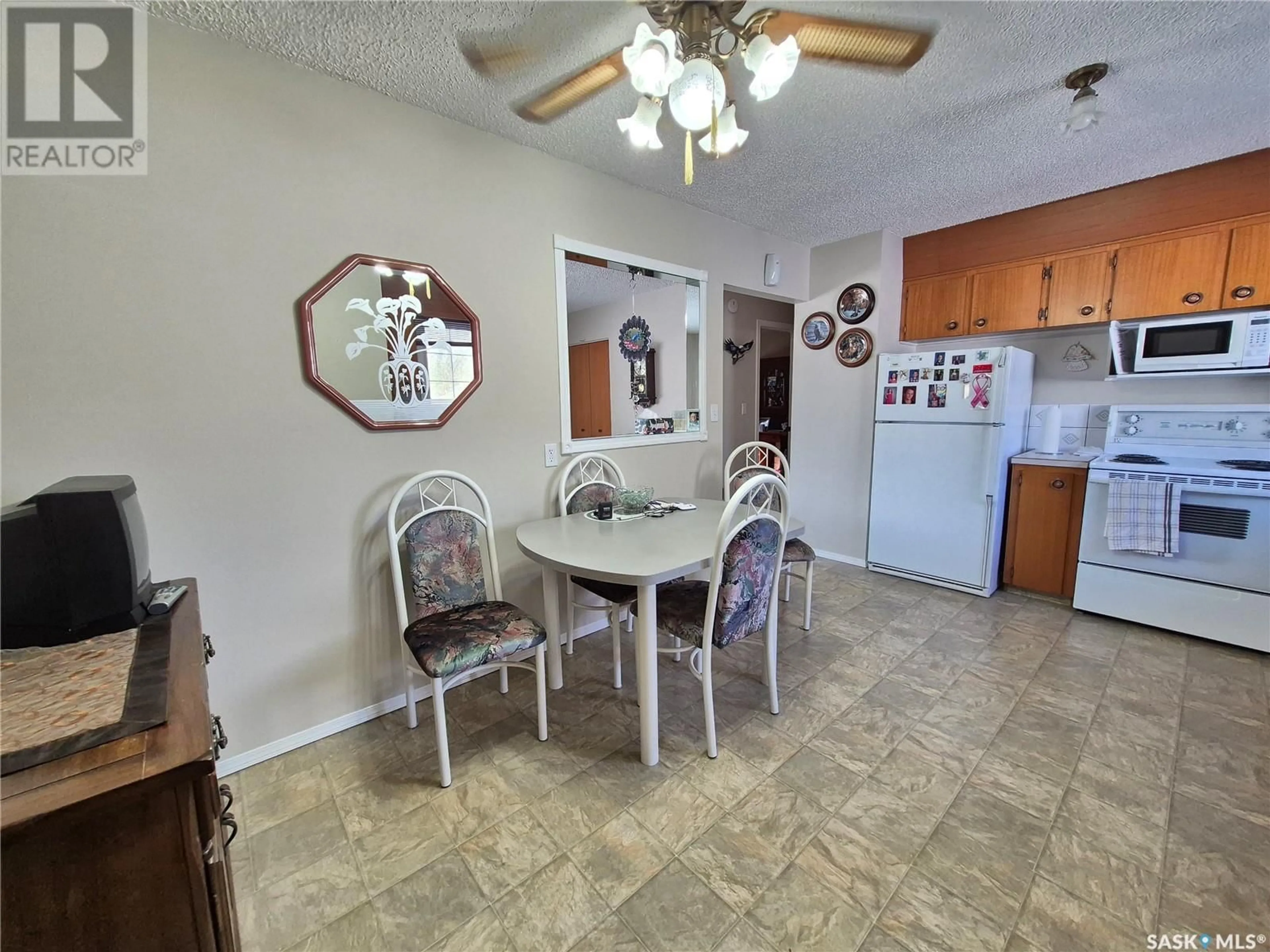 Dining room, ceramic/tile floor for 210 HARVEY BAY, Weyburn Saskatchewan S4H2S7