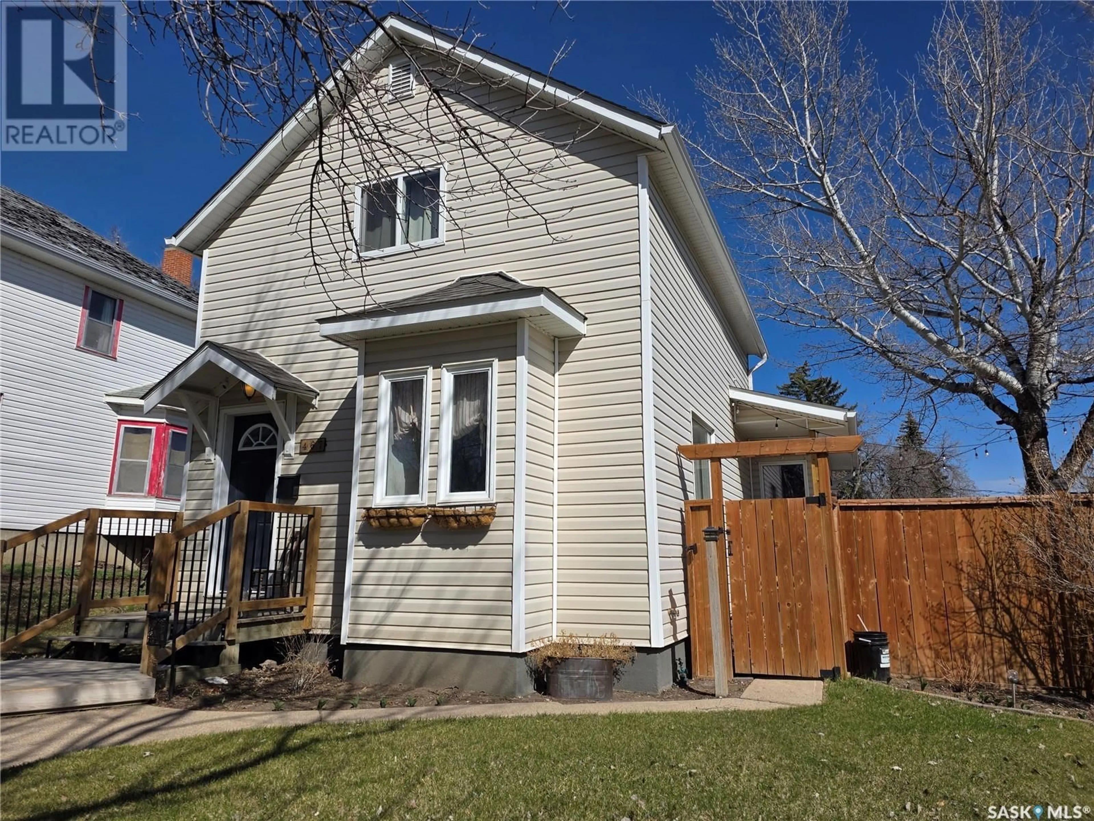 Home with vinyl exterior material, street for 467 1ST AVENUE, Swift Current Saskatchewan S9H2B5